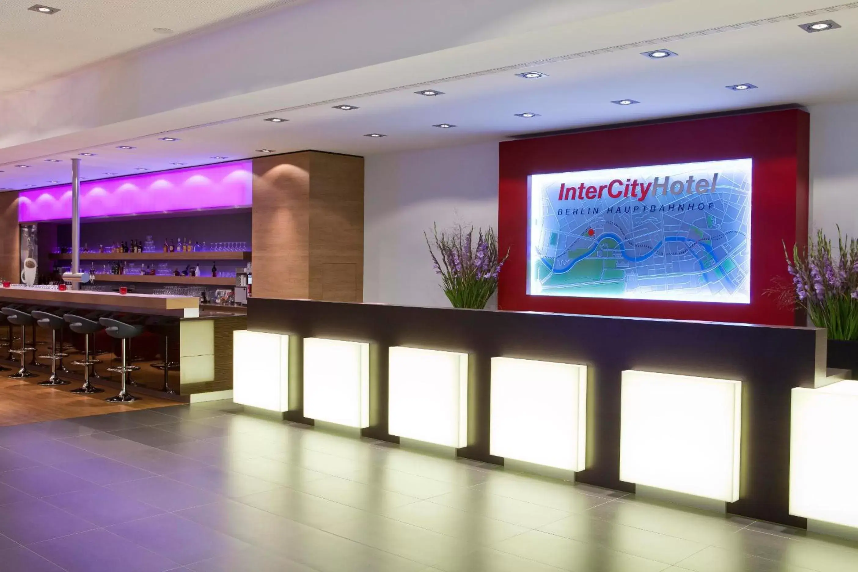 Lobby or reception in IntercityHotel Berlin Hauptbahnhof