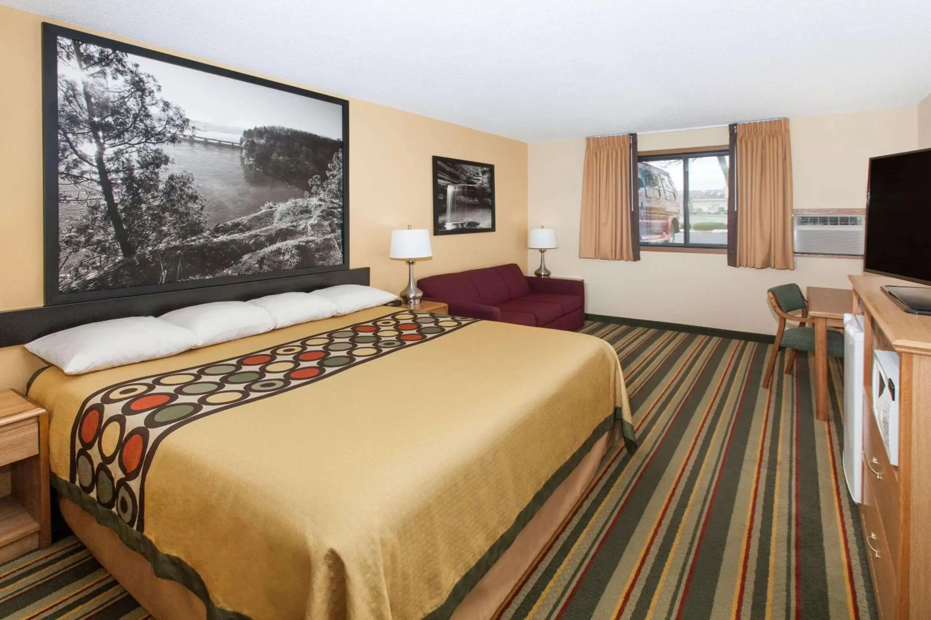 Photo of the whole room, Bed in Super 8 by Wyndham Ottawa Starved Rock