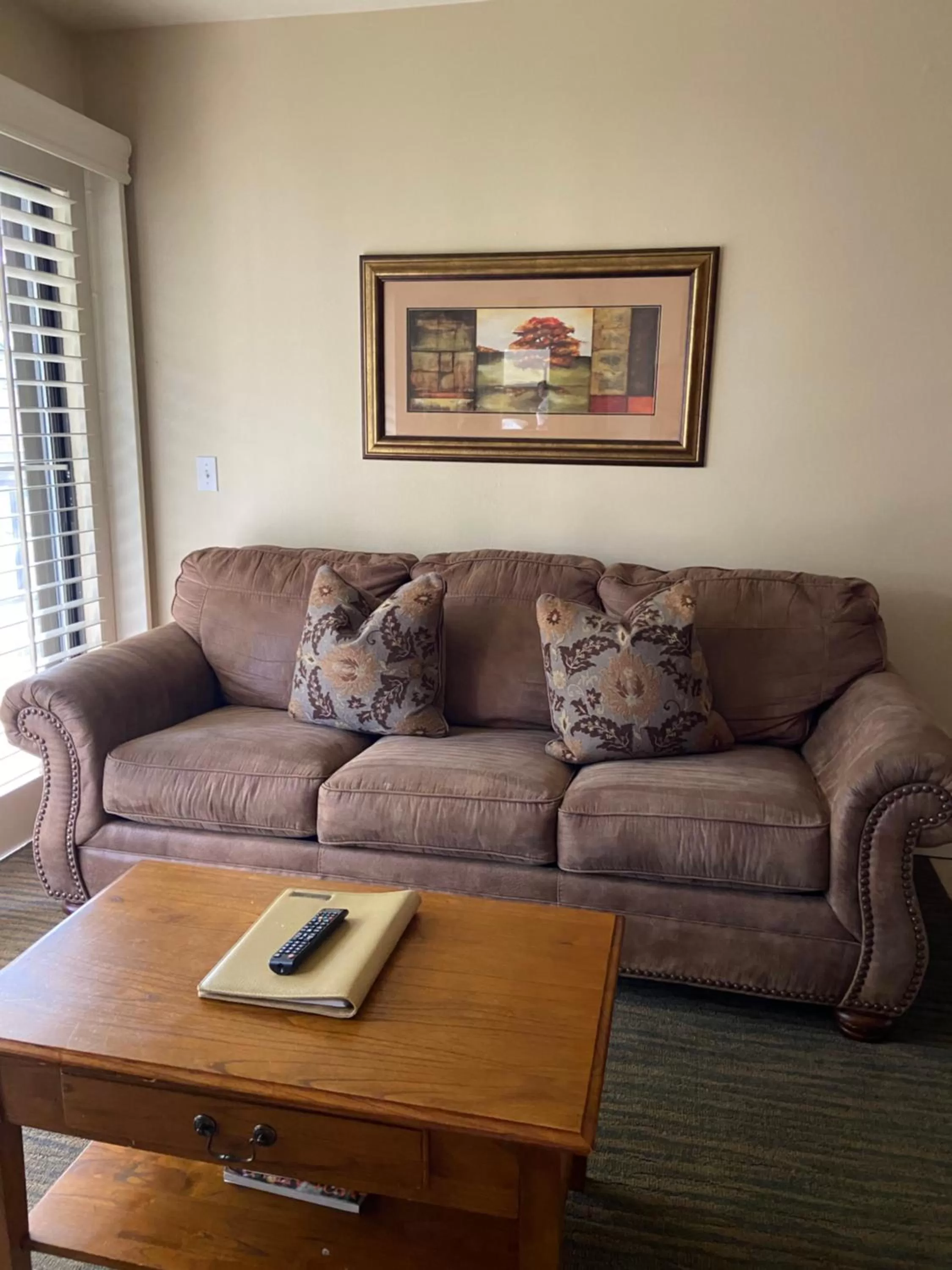 Living room in GetAways at Park Regency Resort