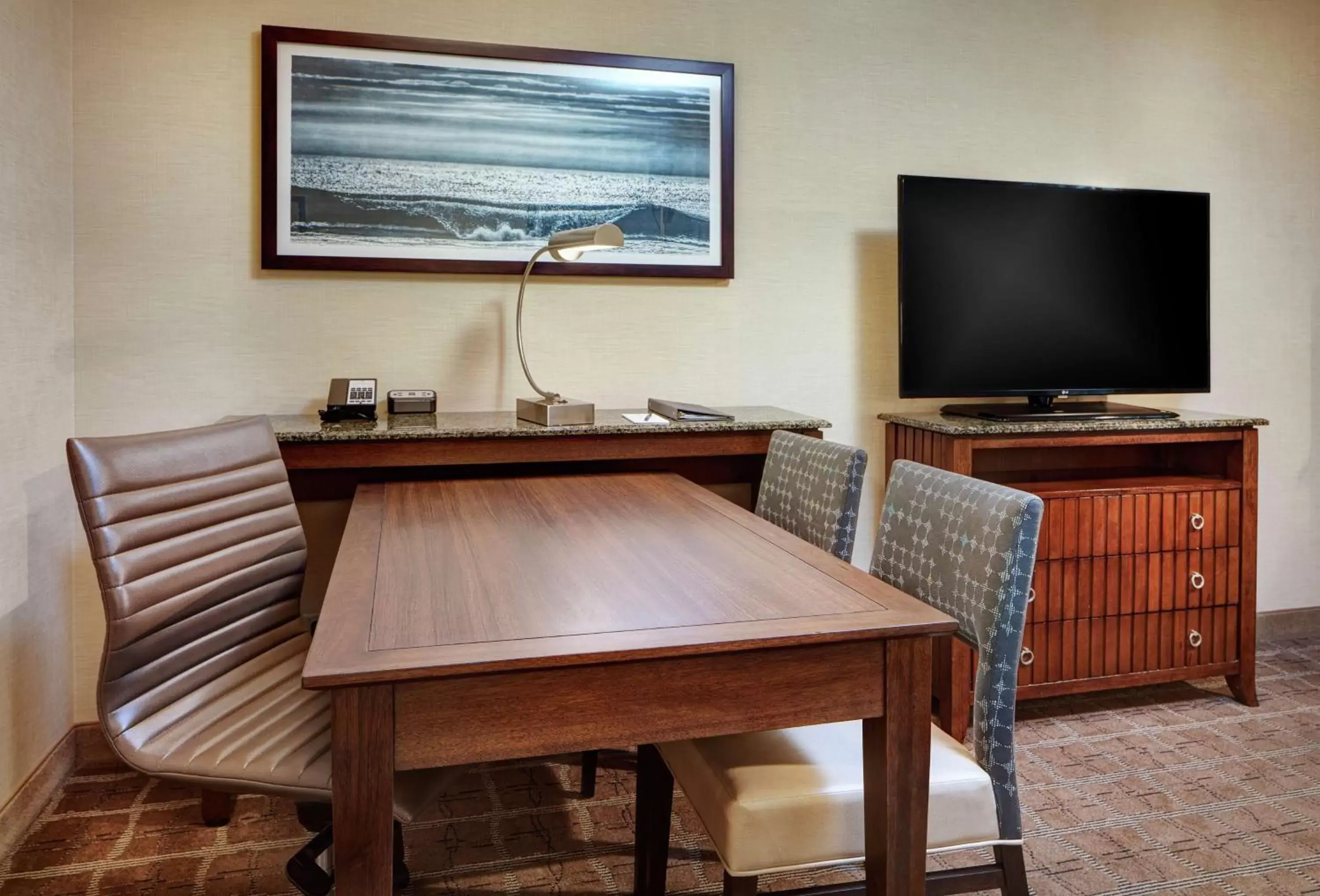 Kitchen or kitchenette, TV/Entertainment Center in Embassy Suites by Hilton San Diego La Jolla