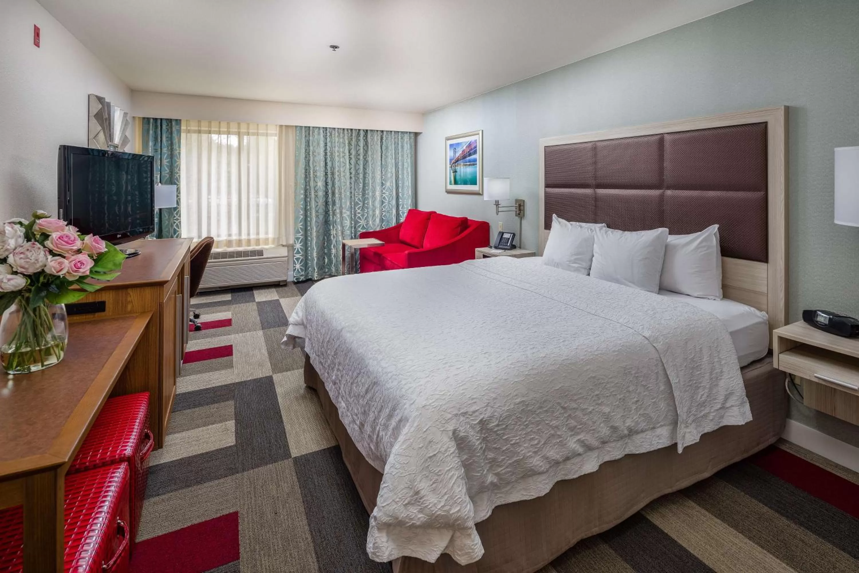 Bed in Hampton Inn San Francisco Airport