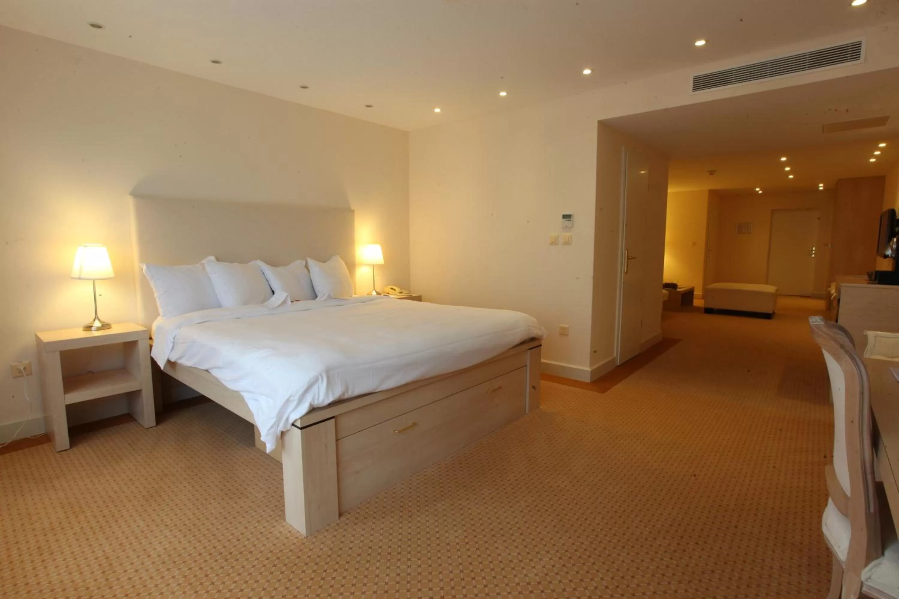 Bedroom, Bed in Hôtel du Grand Lac Excelsior