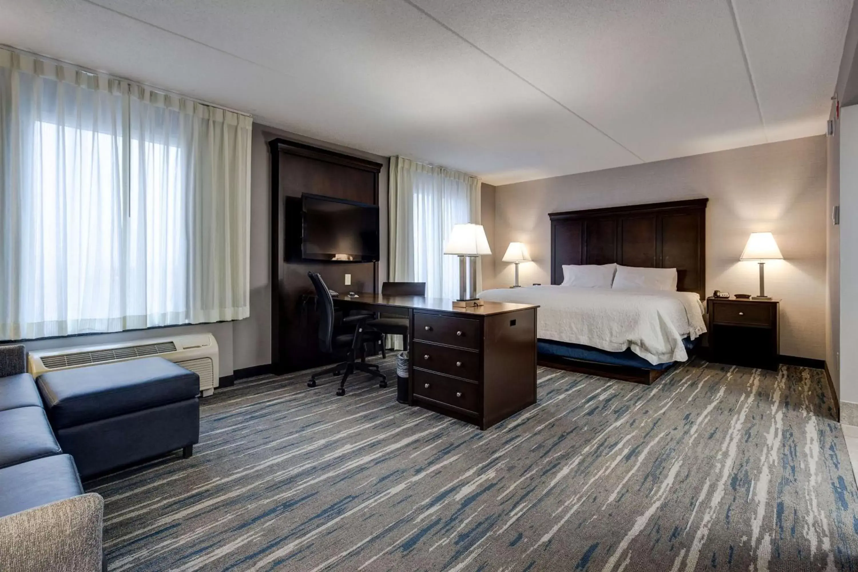 Bedroom in Hampton Inn & Suites by Hilton Brantford