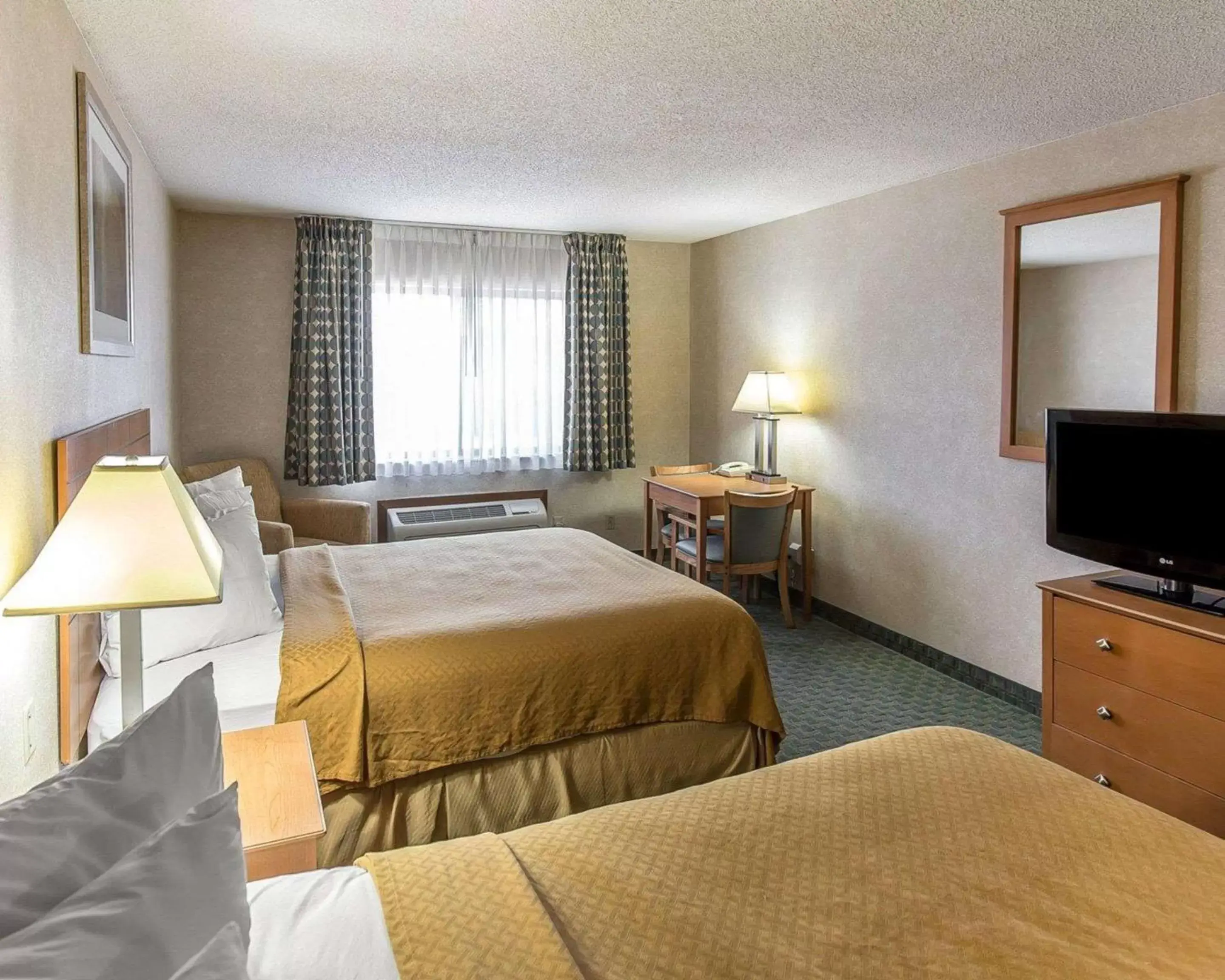Photo of the whole room, Bed in Quality Inn at Collins Road - Cedar Rapids
