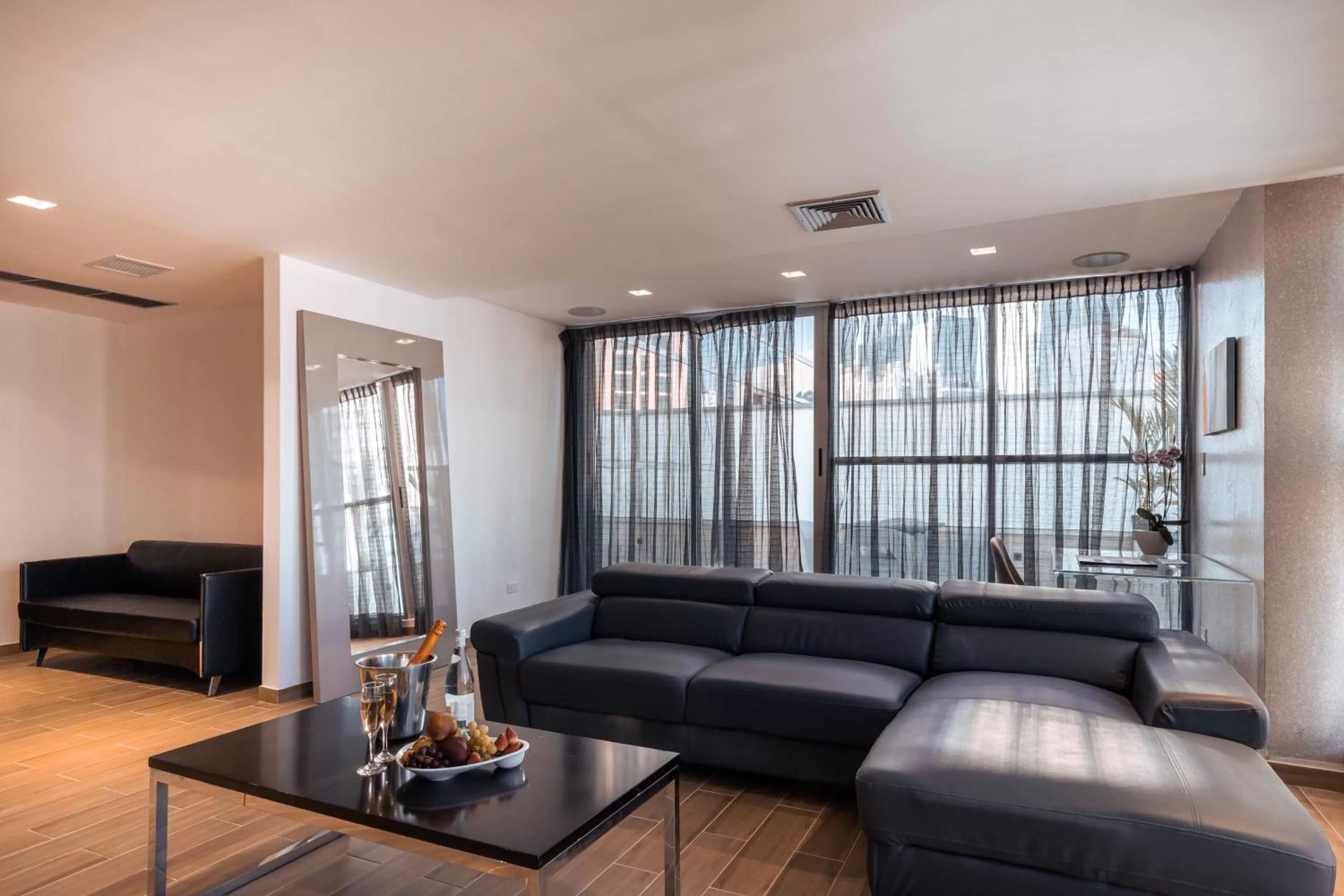 Photo of the whole room in Exe Oriental Panamá