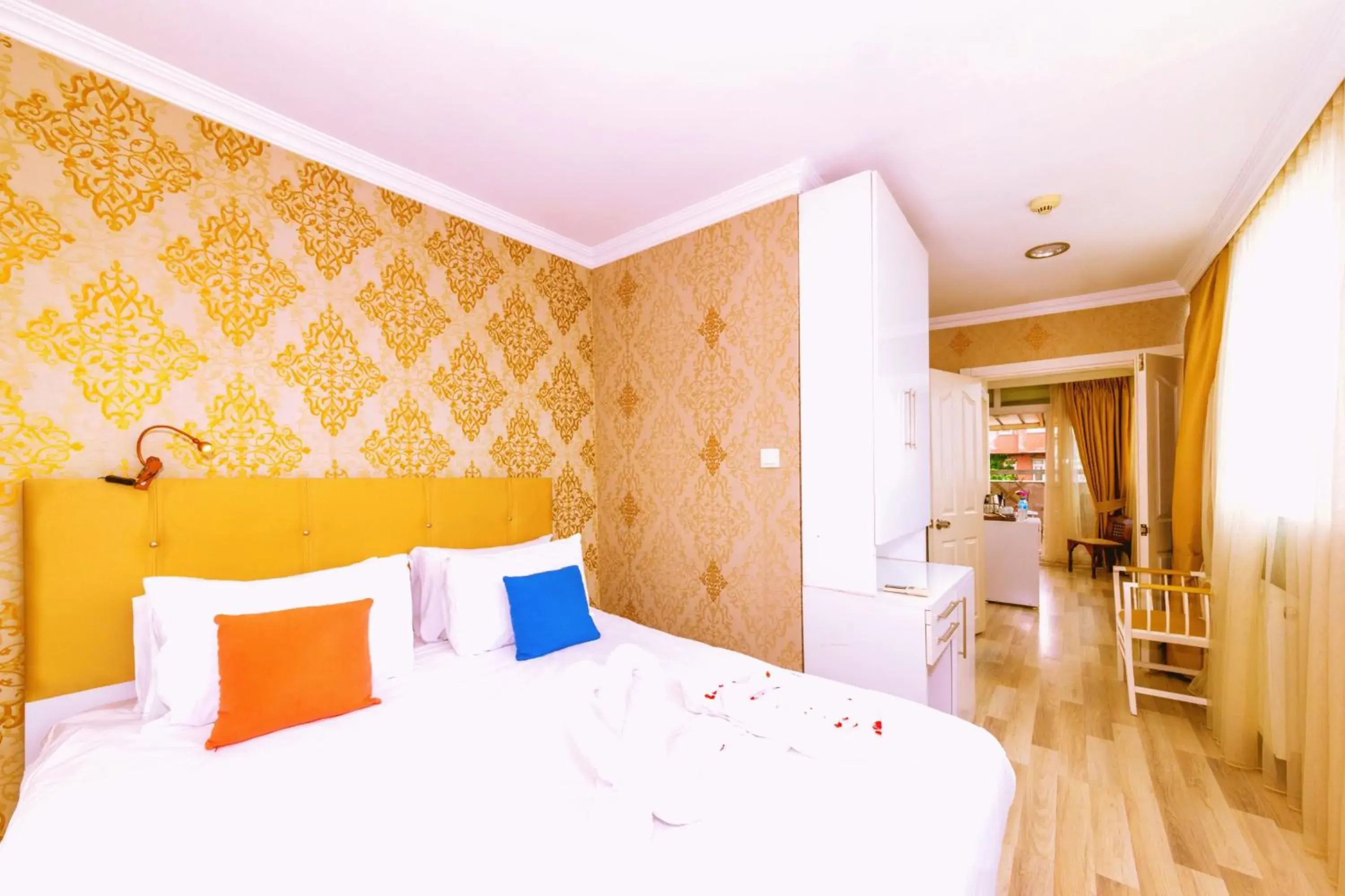 Property building, Bed in Walnut Shell Hotel Sultanahmet