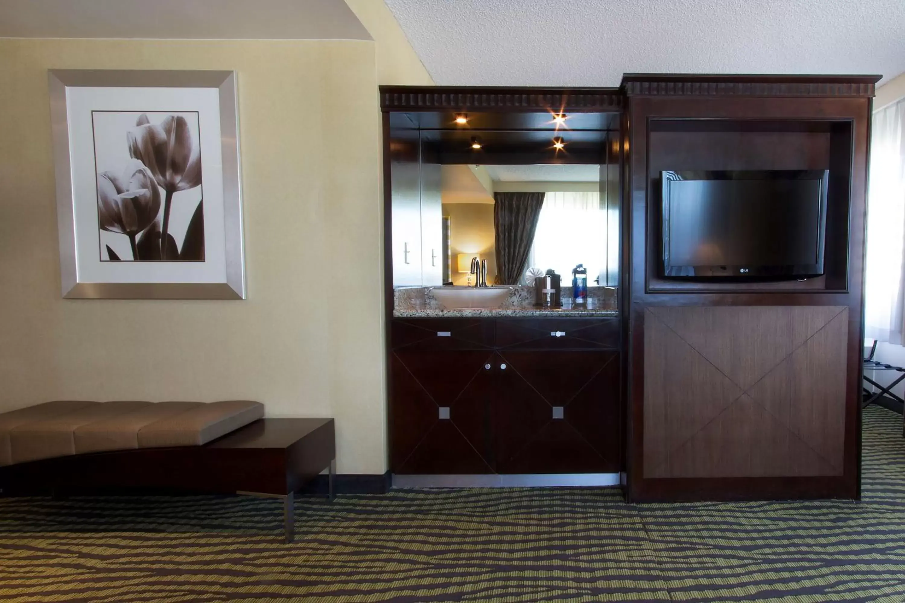 Living room, TV/Entertainment Center in DoubleTree by Hilton Orange County Airport