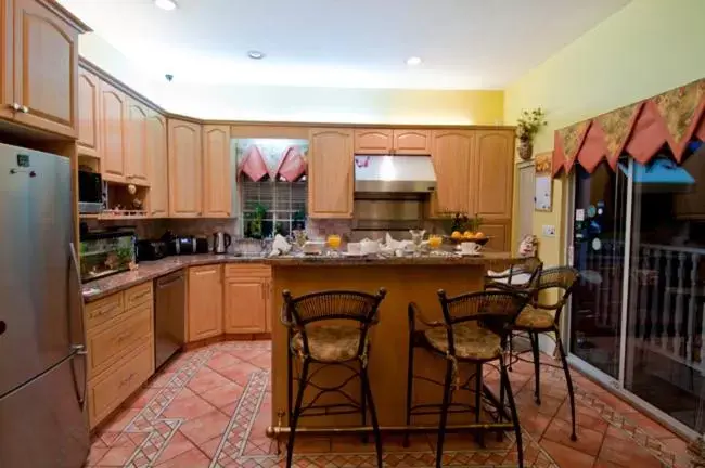 Kitchen or kitchenette, Restaurant/Places to Eat in Ocean Breeze Executive Bed and Breakfast