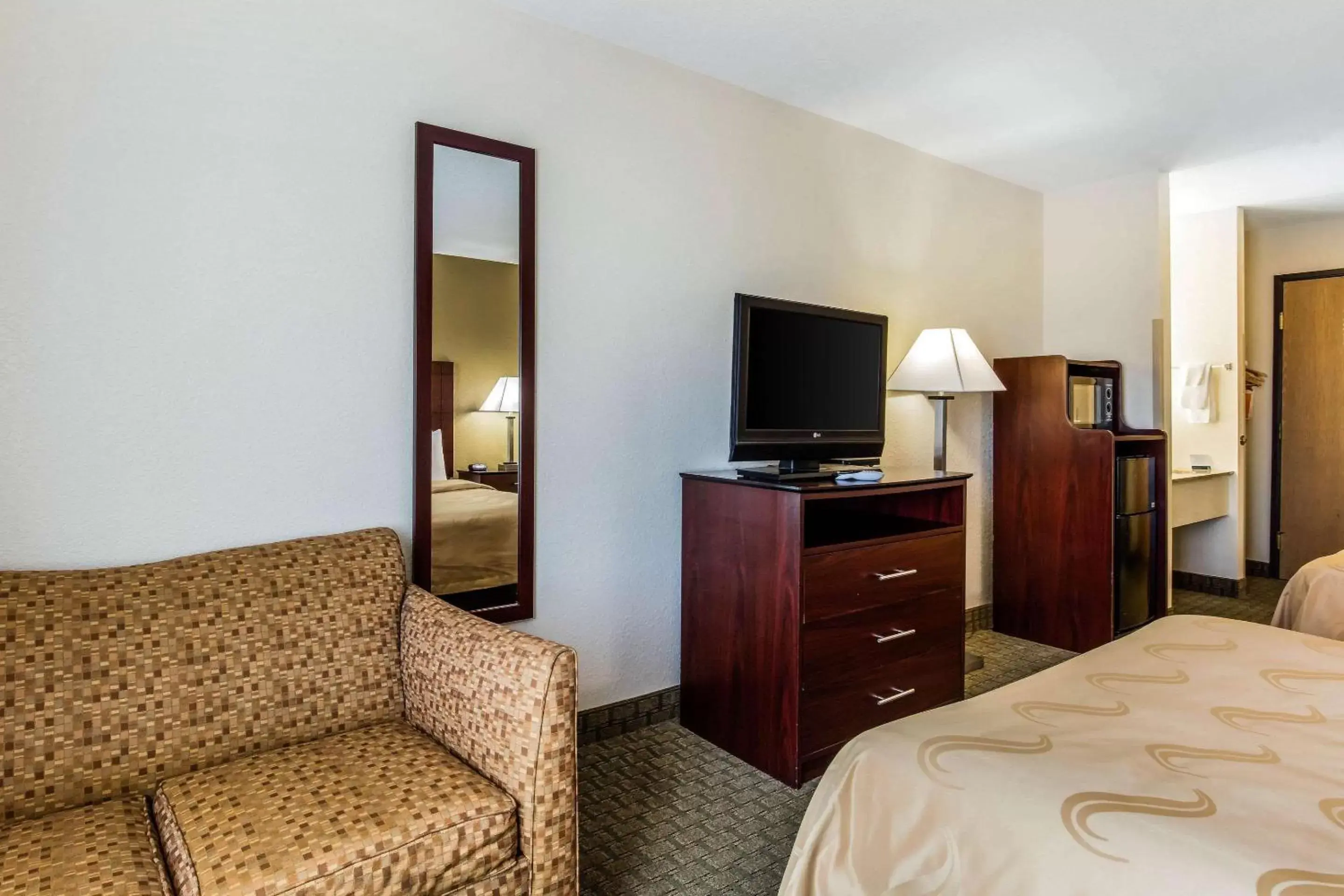 Photo of the whole room, TV/Entertainment Center in Quality Inn Batesville