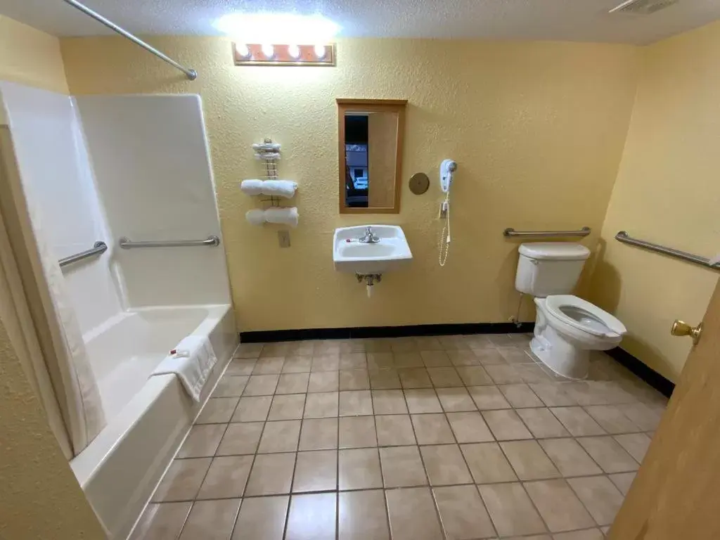 Bath, Bathroom in Indian Mound Motel