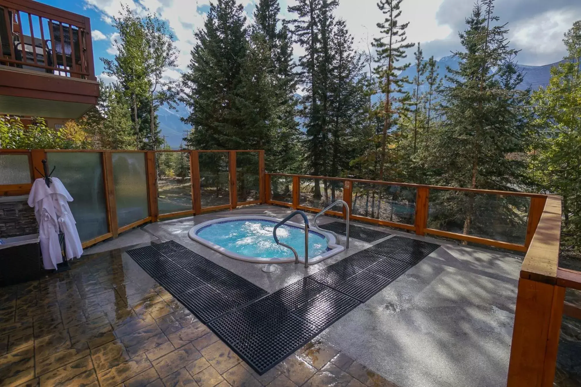 Hot Tub, Swimming Pool in Falcon Crest Lodge by CLIQUE