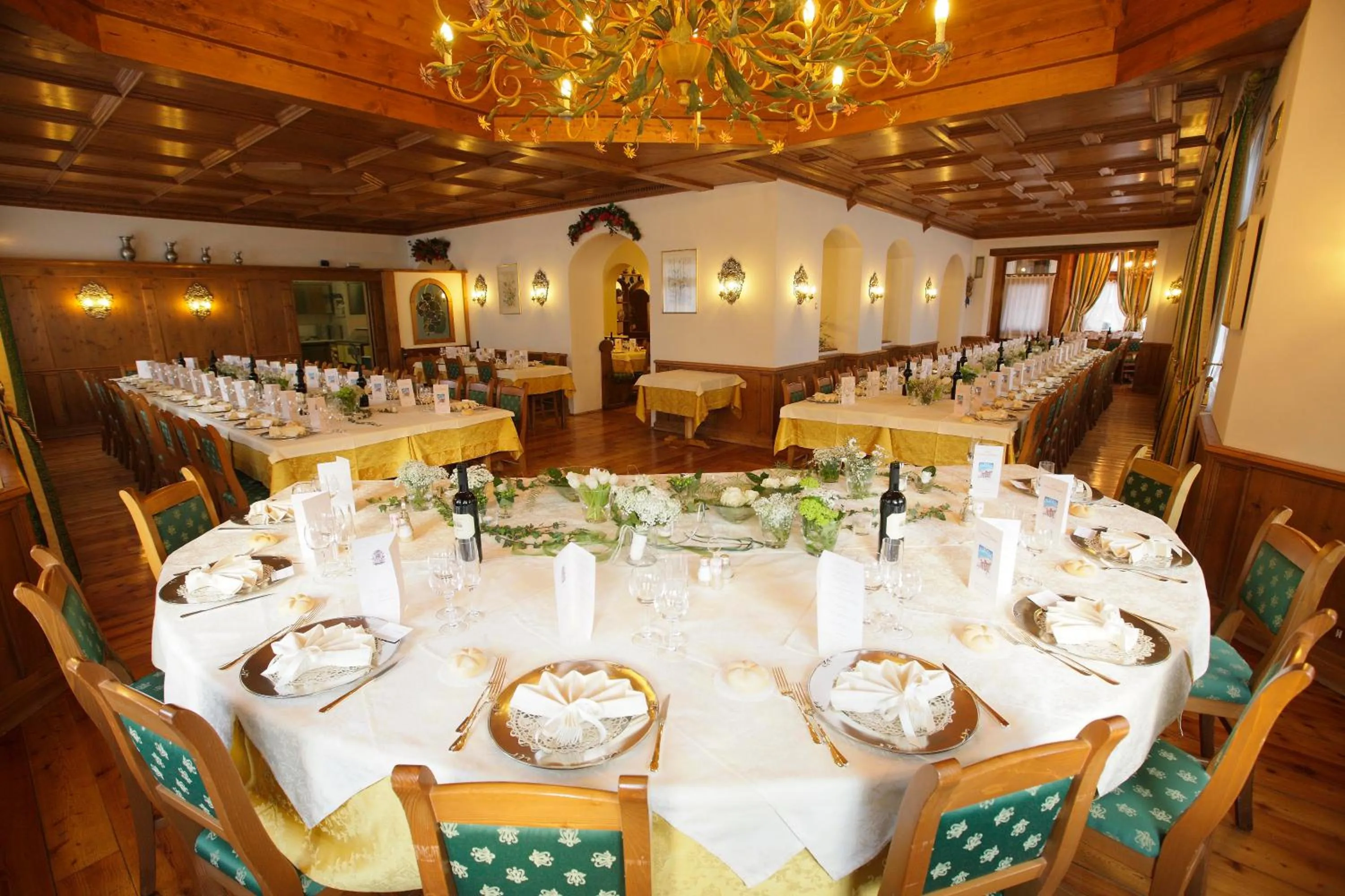 Restaurant/places to eat in Franceschi Park Hotel