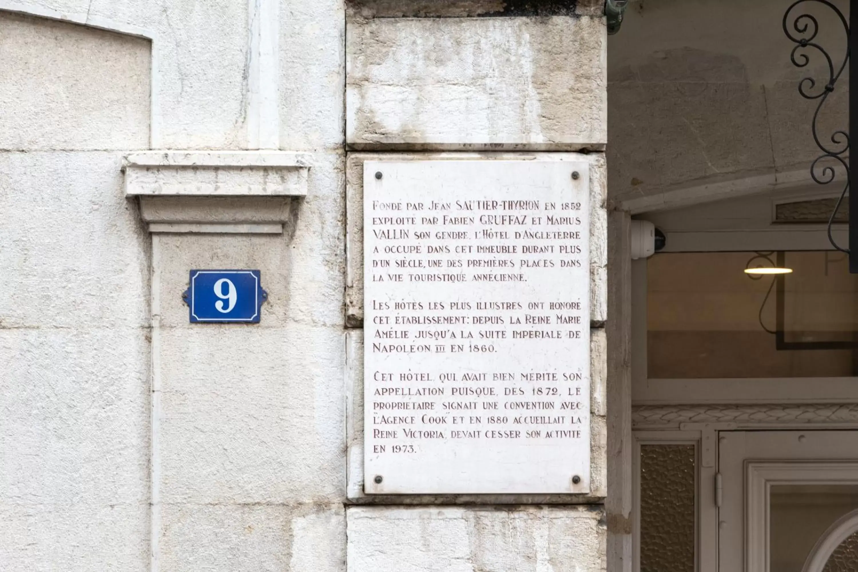 Facade/entrance in Privilodges Le Royal - Apparthotel