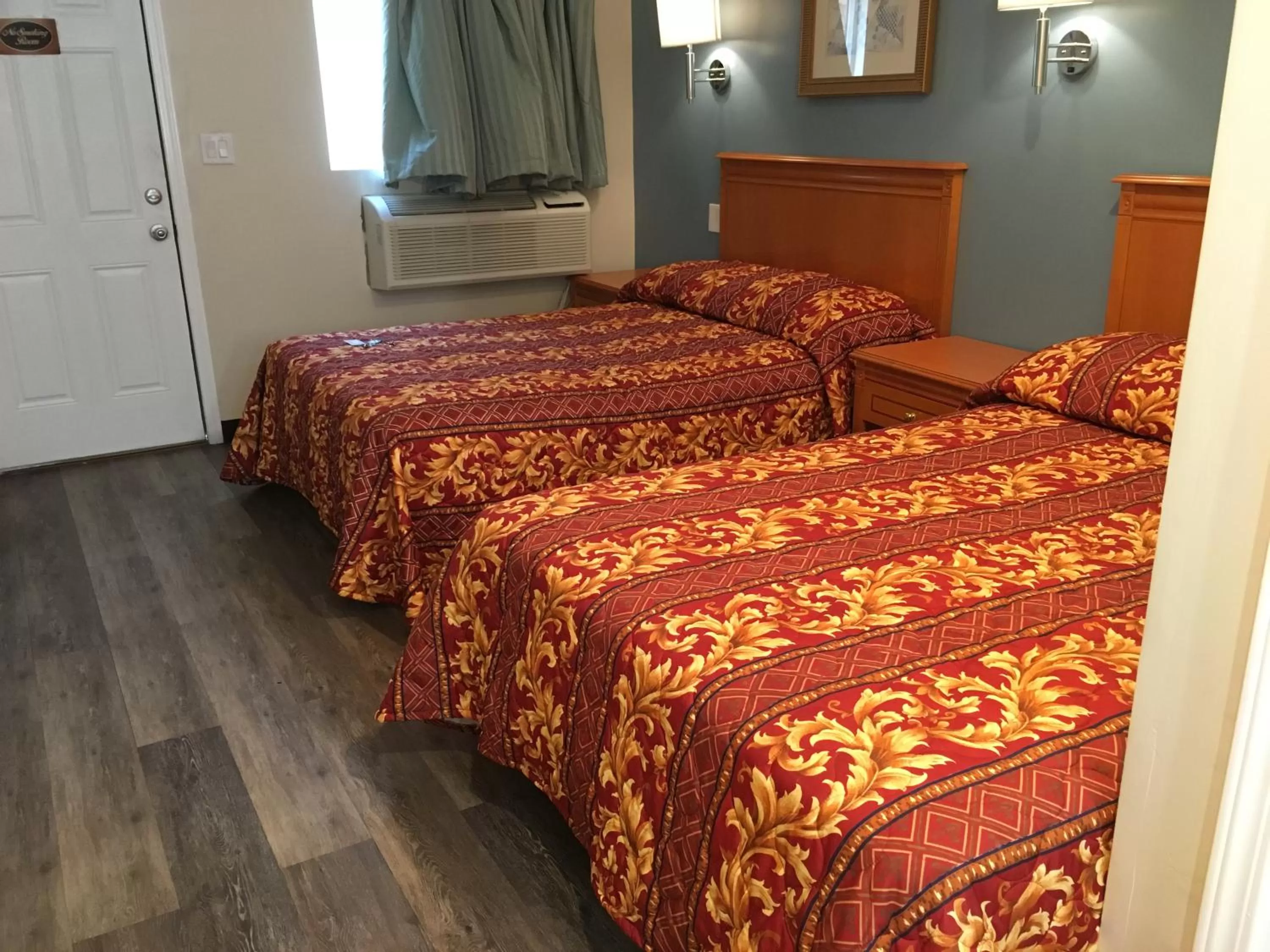 Bed in Lincoln Park Motel