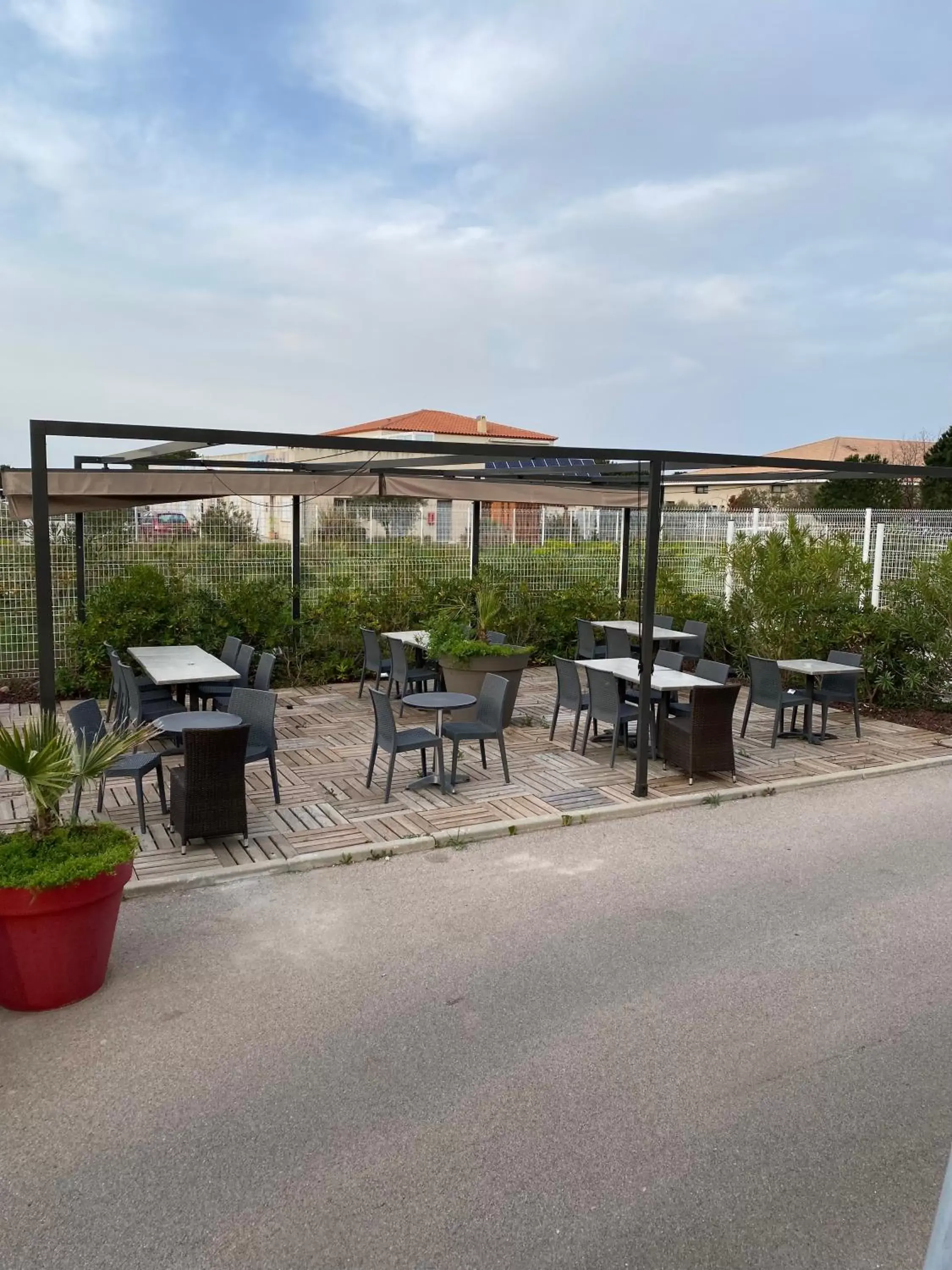 Patio in The Originals City, Hôtel Les Dômes, Perpignan Sud Saleilles