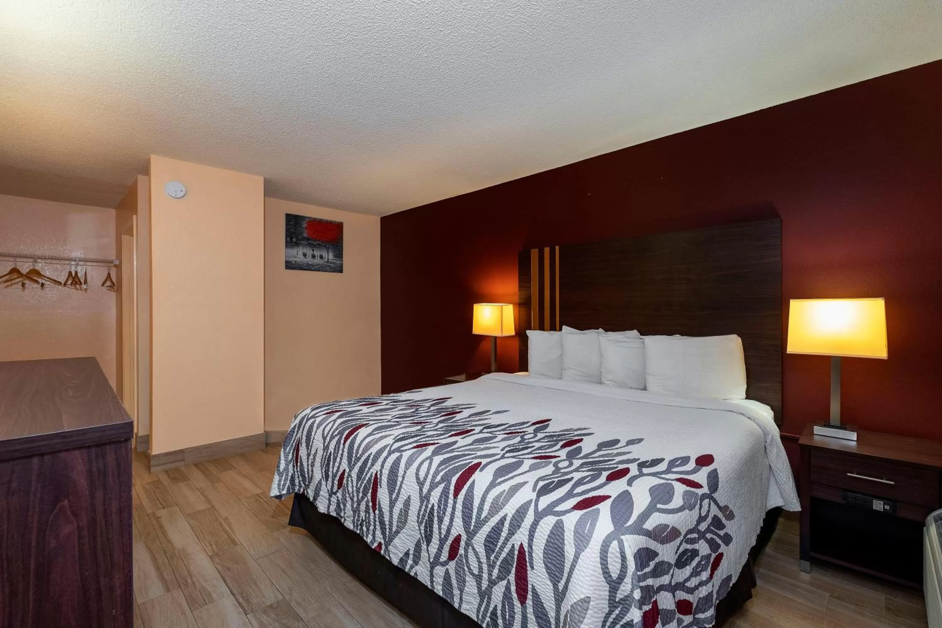 Photo of the whole room, Bed in Red Roof Inn Valdosta - University