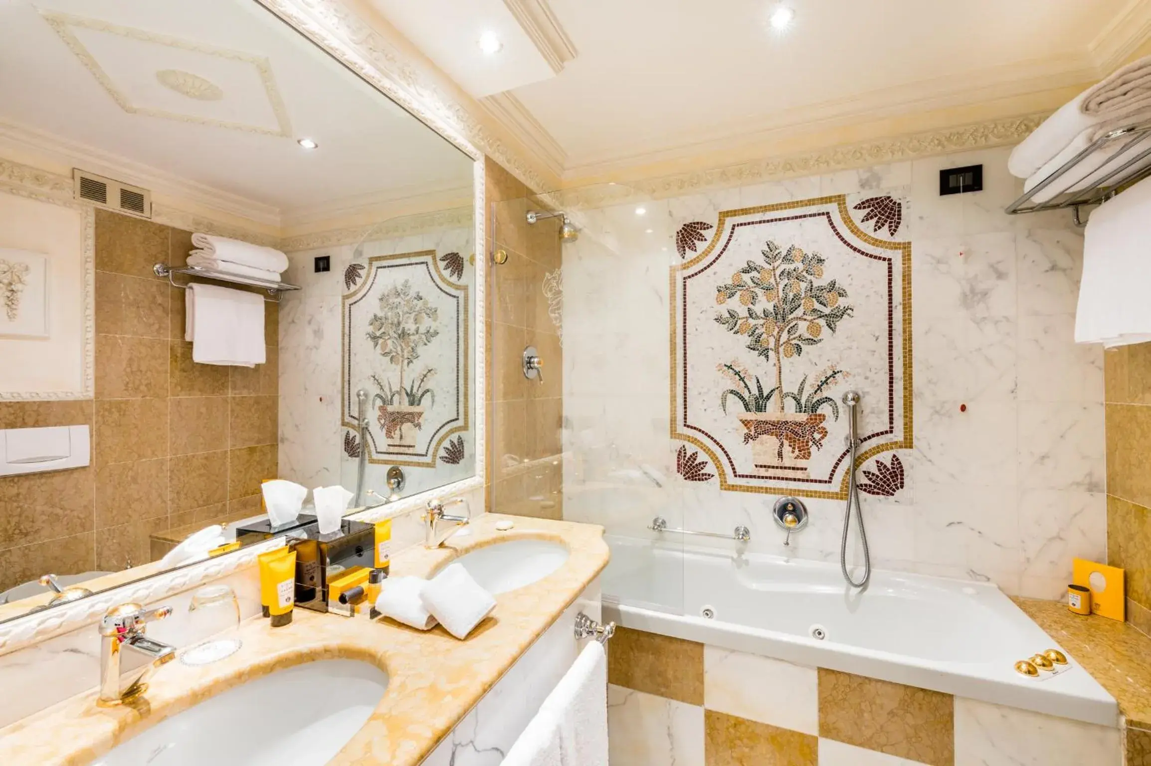 Bathroom in Hotel Villa E Palazzo Aminta