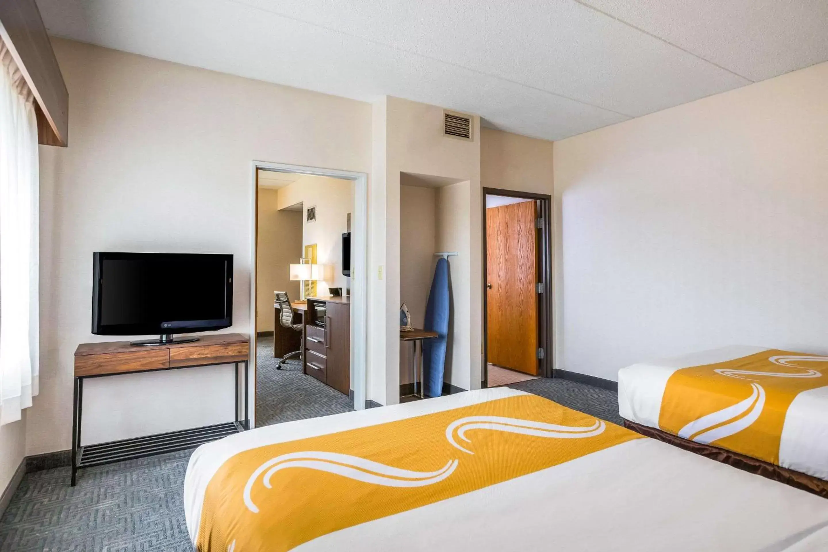 Bedroom, Bed in Quality Suites Lansing West Bedroom, Bed in Quality Suites Lansing West