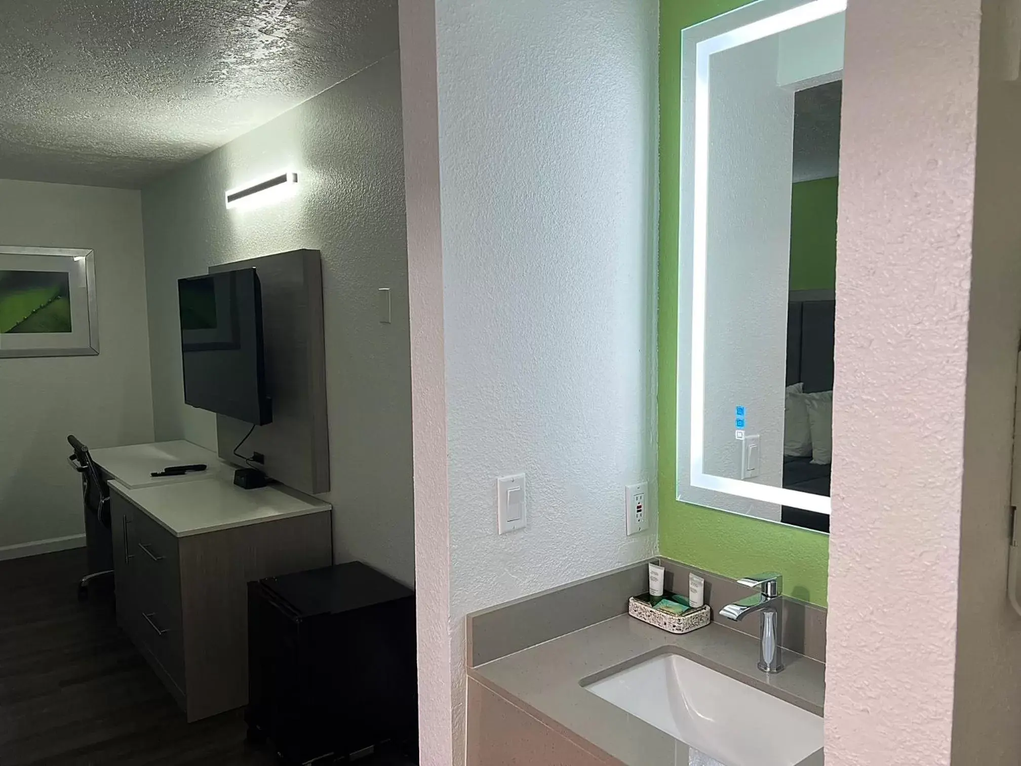 TV and multimedia, Bathroom in The Aqua Pacific Hotel
