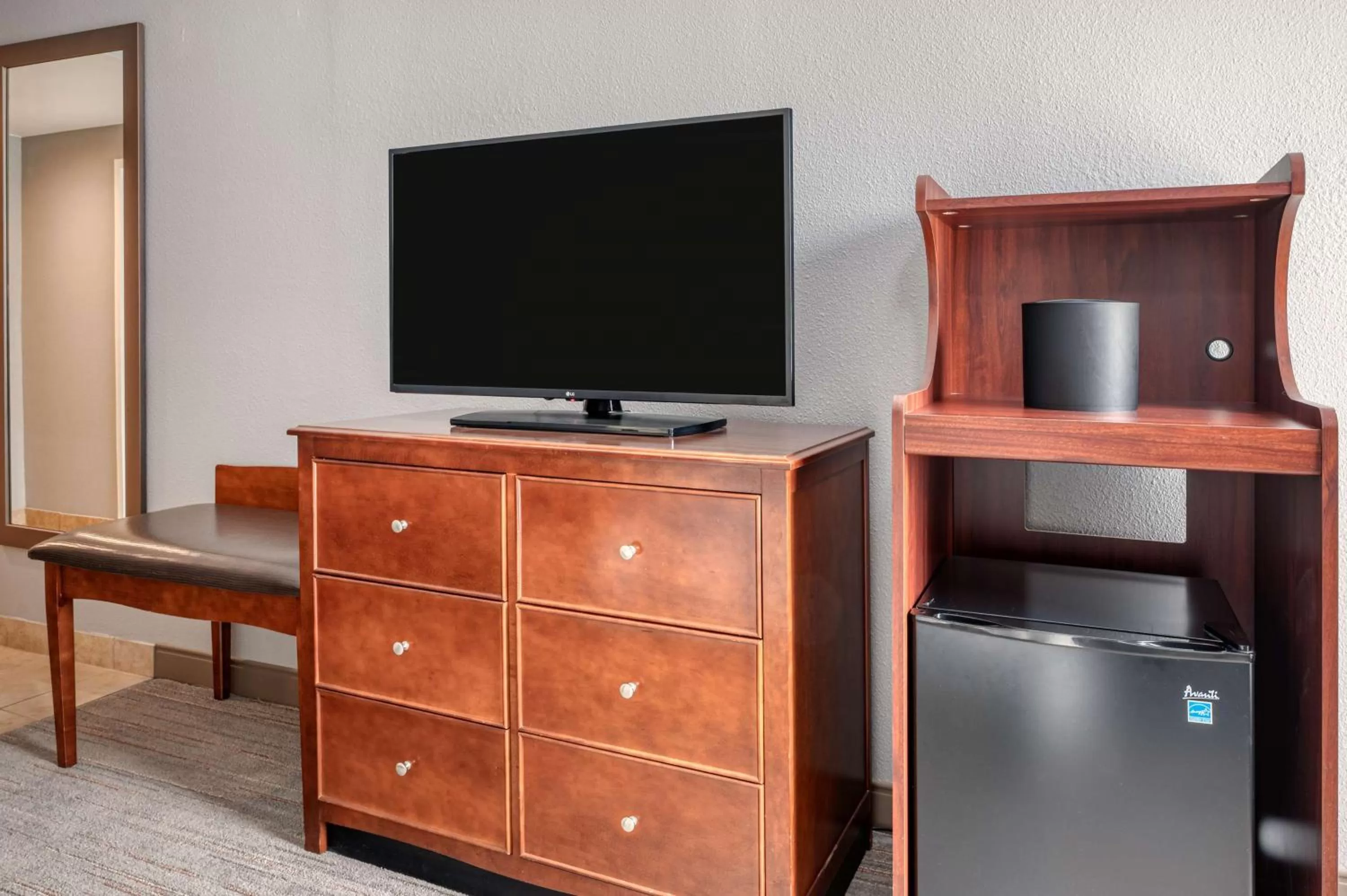 Photo of the whole room in Hampton Inn Baltimore/White Marsh