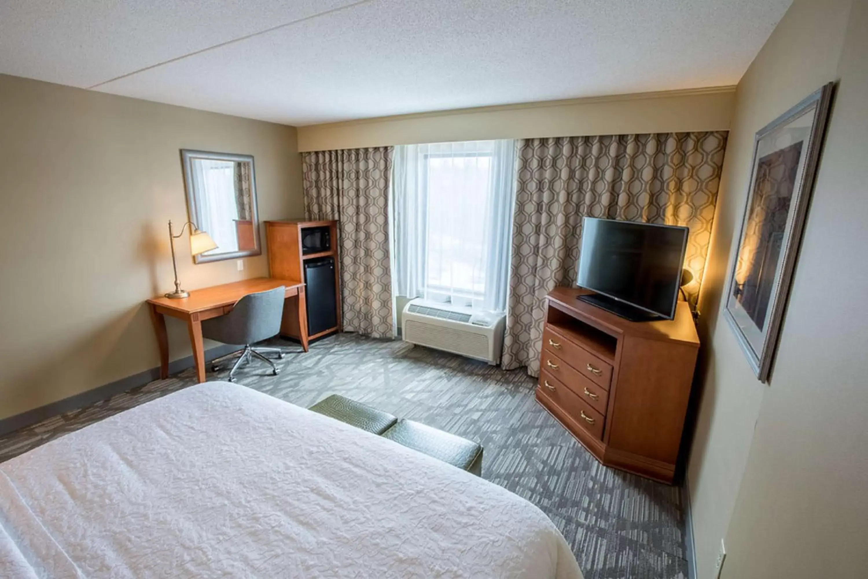 Bed, TV/Entertainment Center in Hampton Inn & Suites Tilton