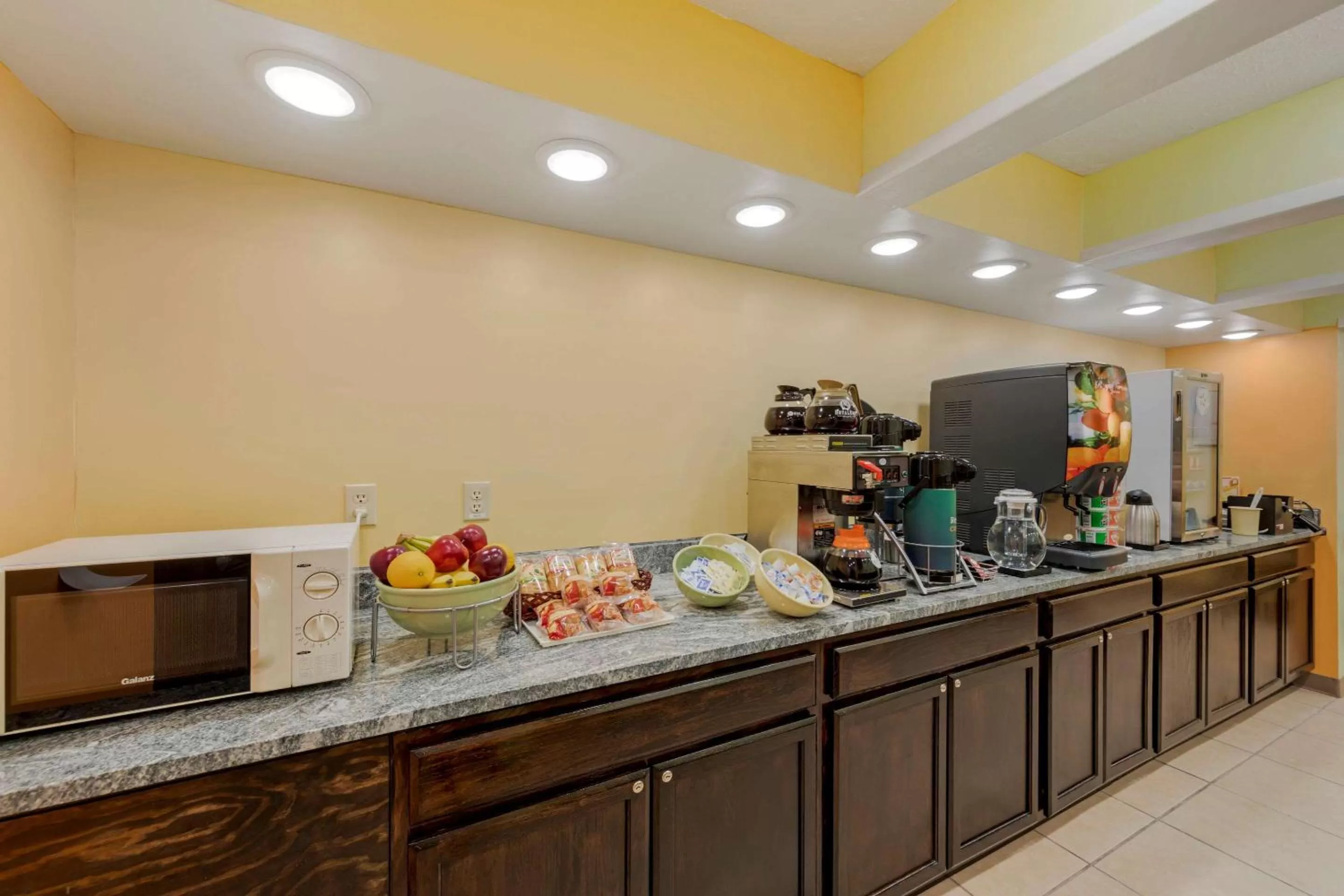 Breakfast in Quality Inn Hamilton