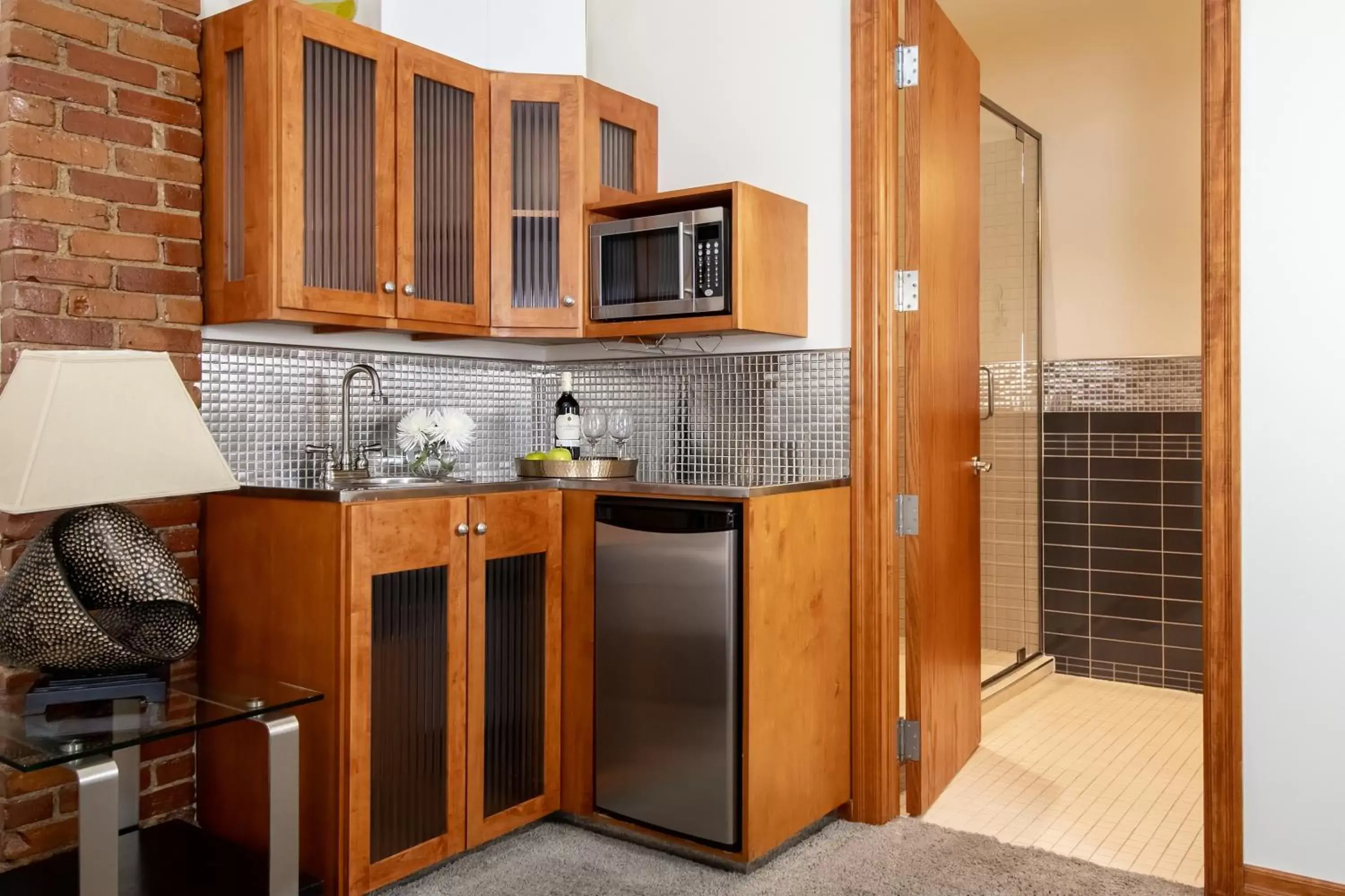 Kitchen or kitchenette, Bathroom in Retro Suites Hotel