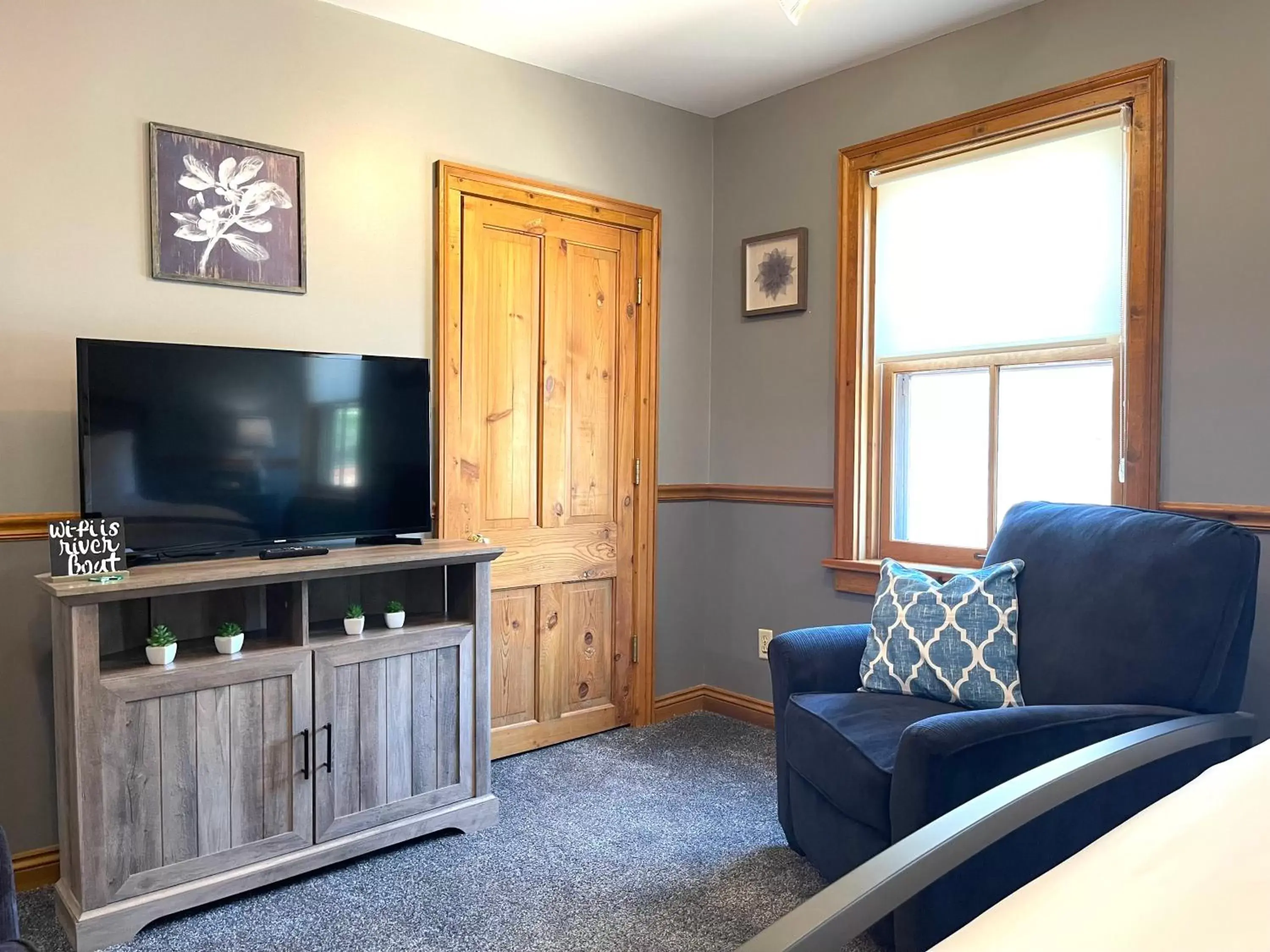 Seating Area in Riverboat Suites