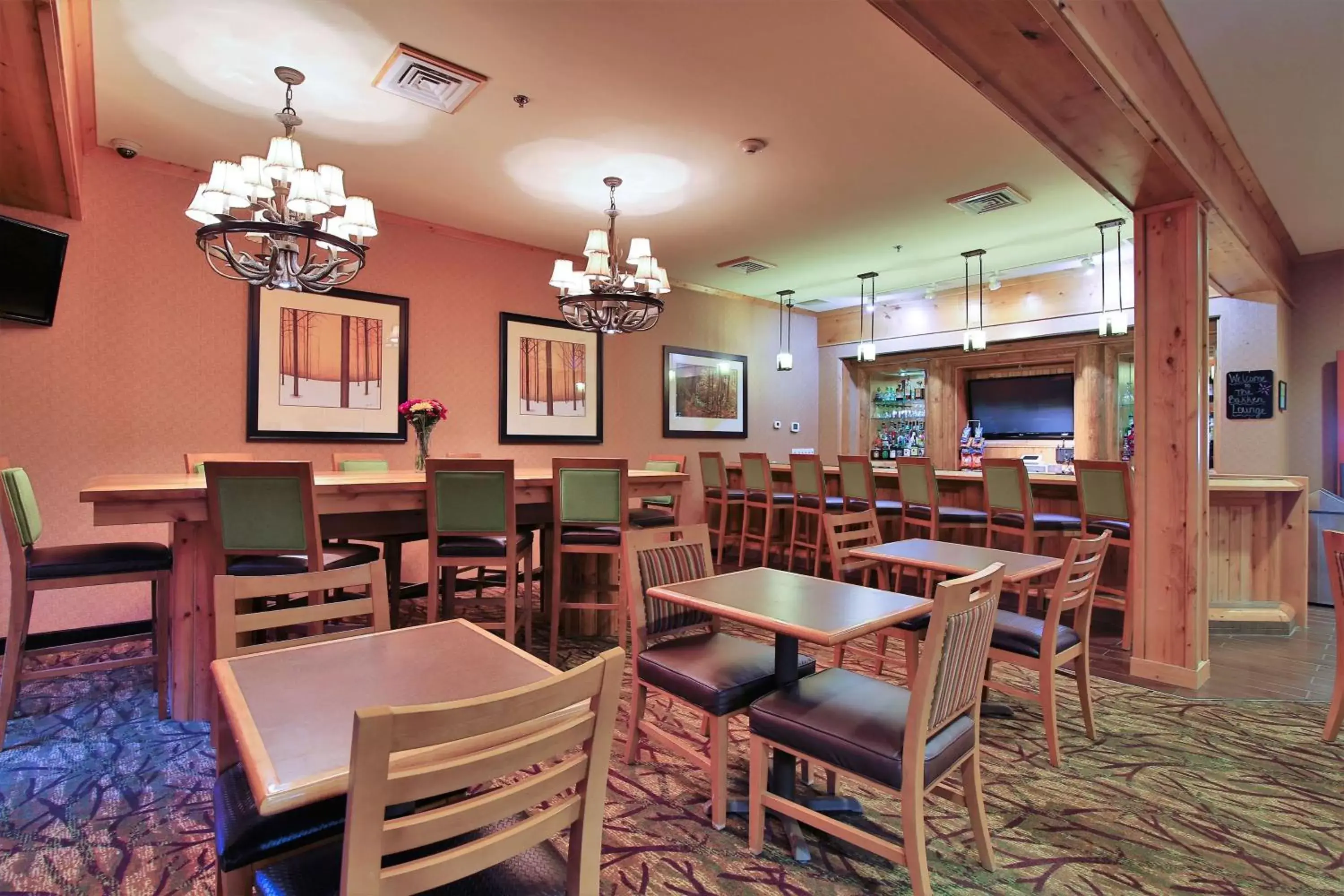 Lounge or bar, Restaurant/Places to Eat in Hawthorn Suites by Wyndham Minot