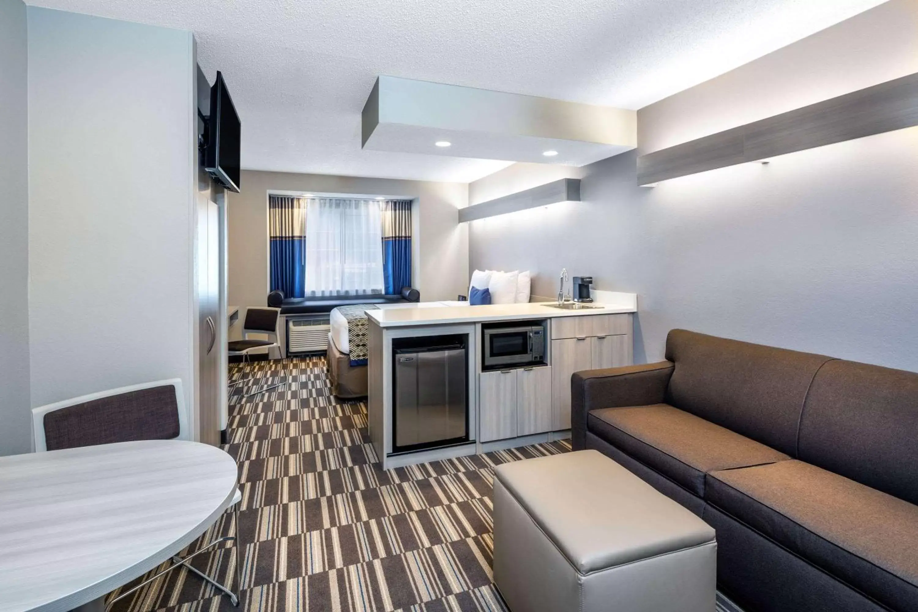 Photo of the whole room, Kitchen/Kitchenette in Microtel Inn & Suites by Wyndham Atlanta Buckhead Area