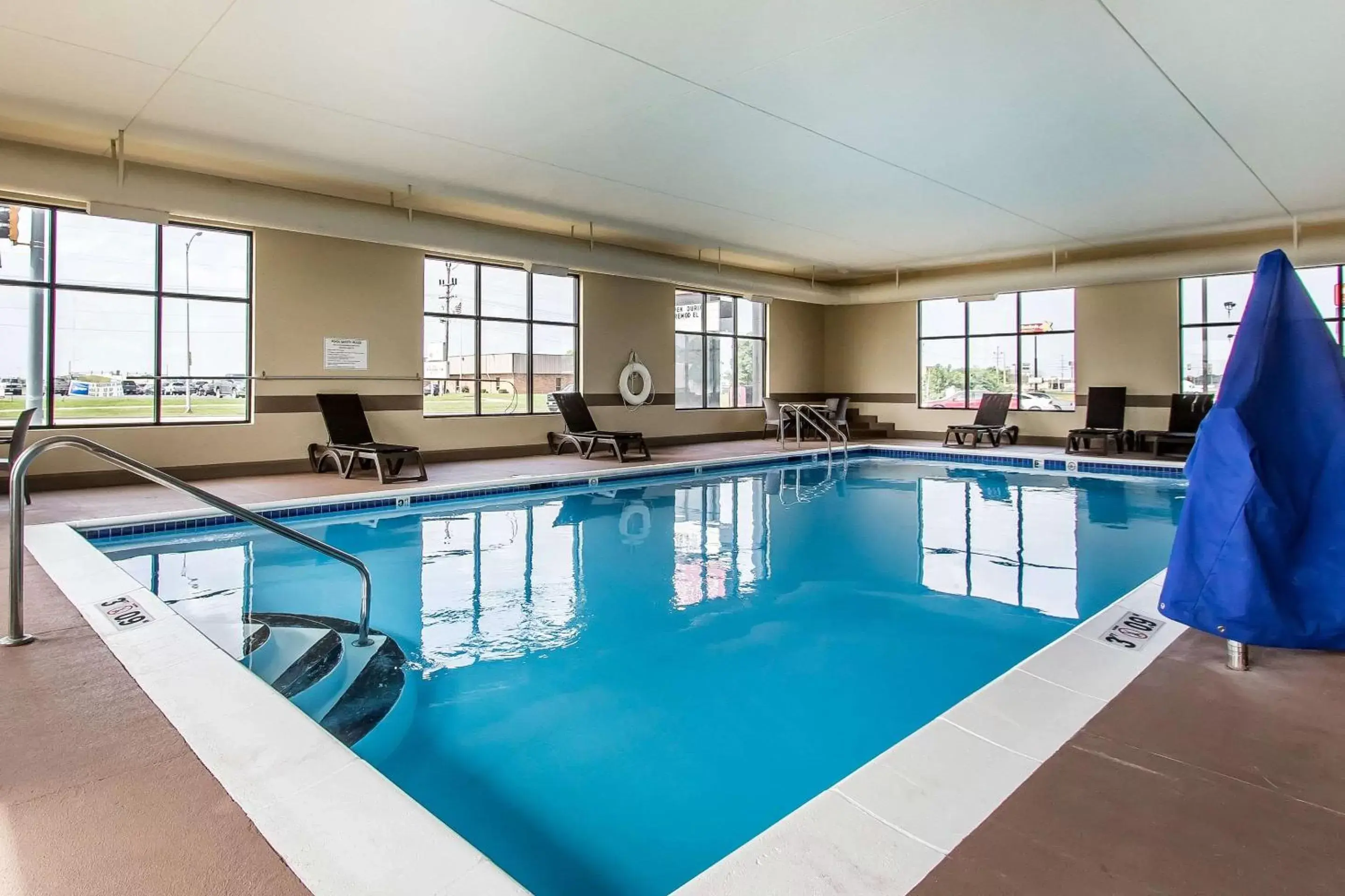 On site, Swimming Pool in Comfort Suites Effingham