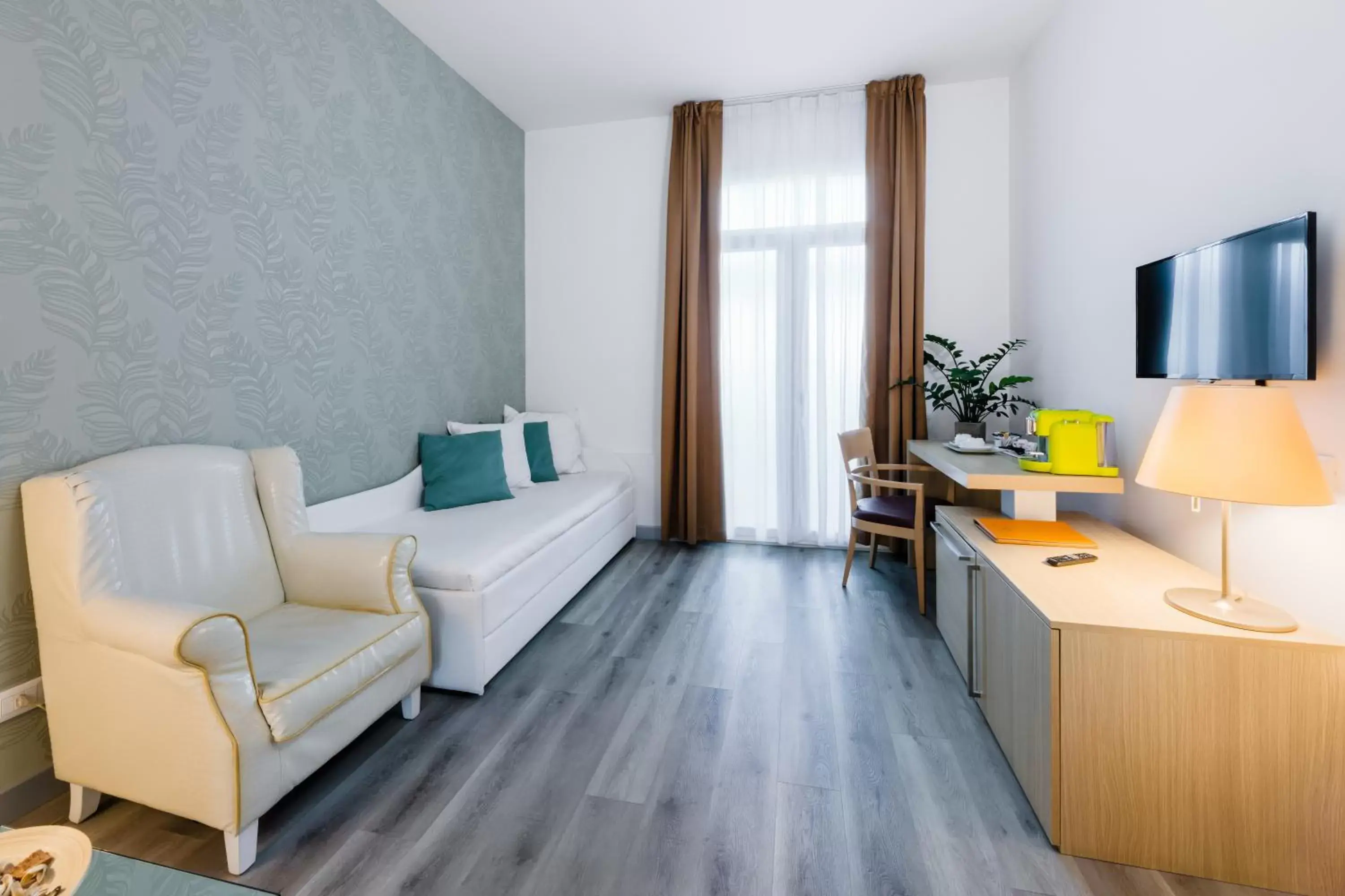 Bedroom, Seating Area in Hotel Mioni Royal San