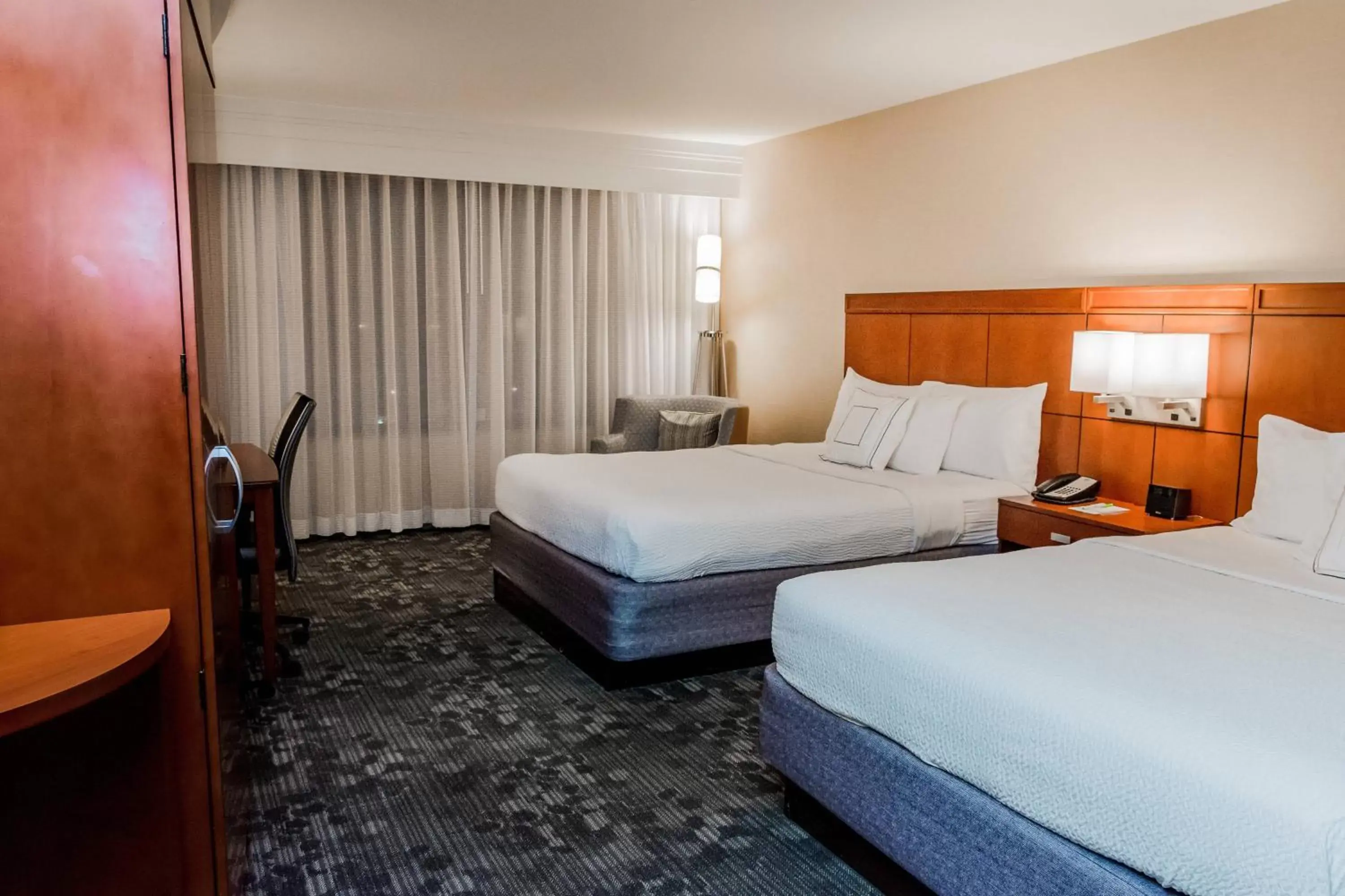 Photo of the whole room, Bed in Courtyard by Marriott Lafayette