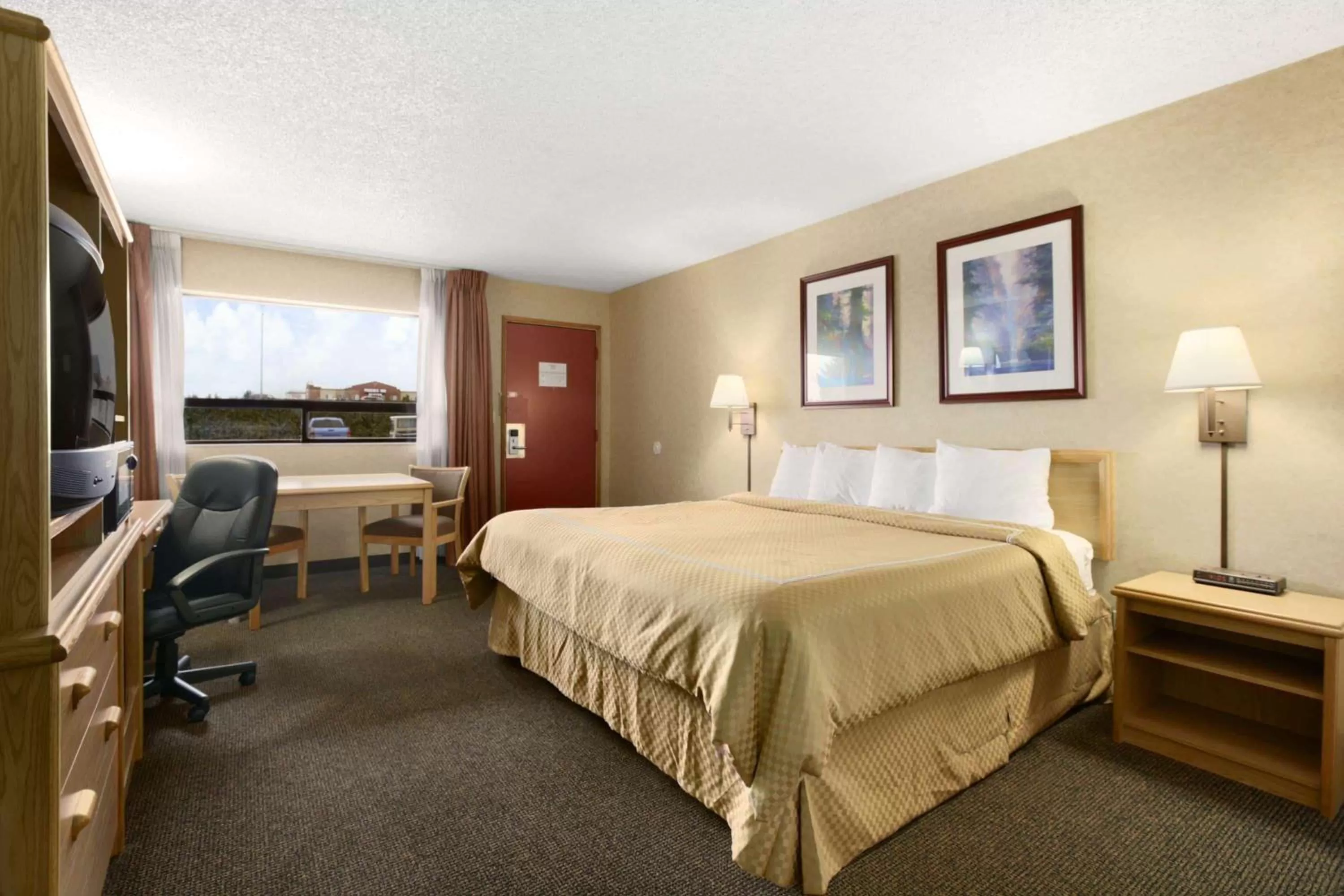 Photo of the whole room, Bed in Days Inn by Wyndham Oklahoma City Fairground