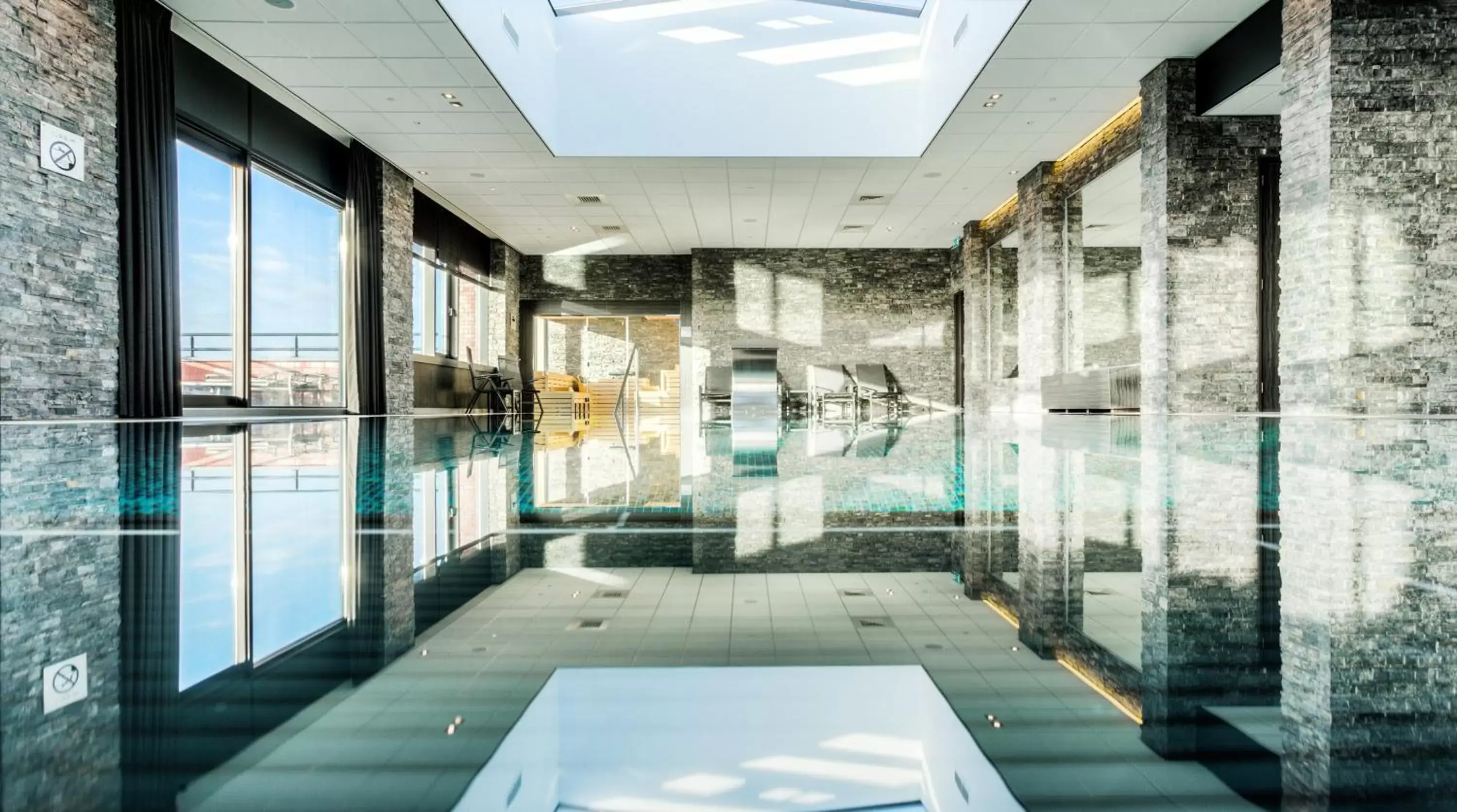 Swimming Pool in Van der Valk Hotel Dordrecht