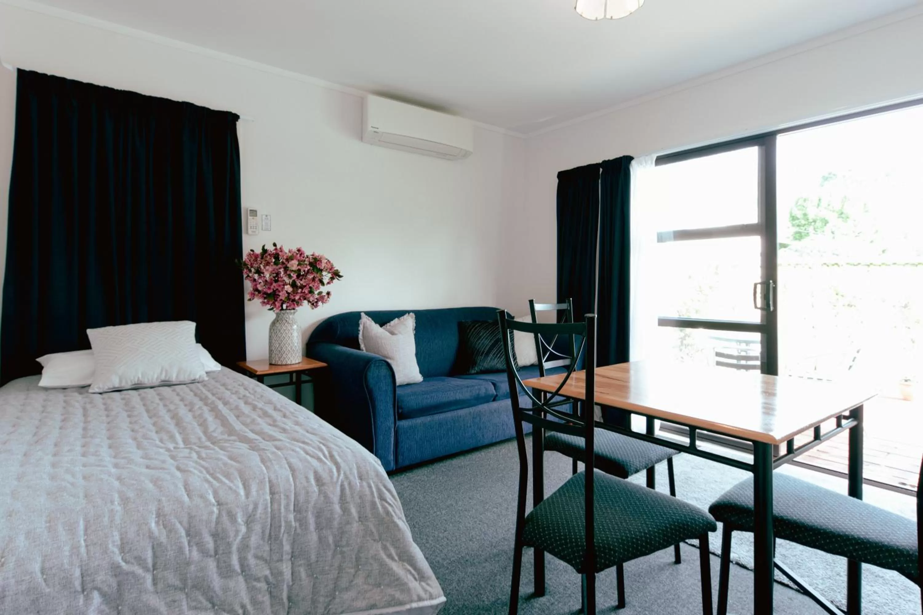 Dining area, Bed in Aotearoa Lodge
