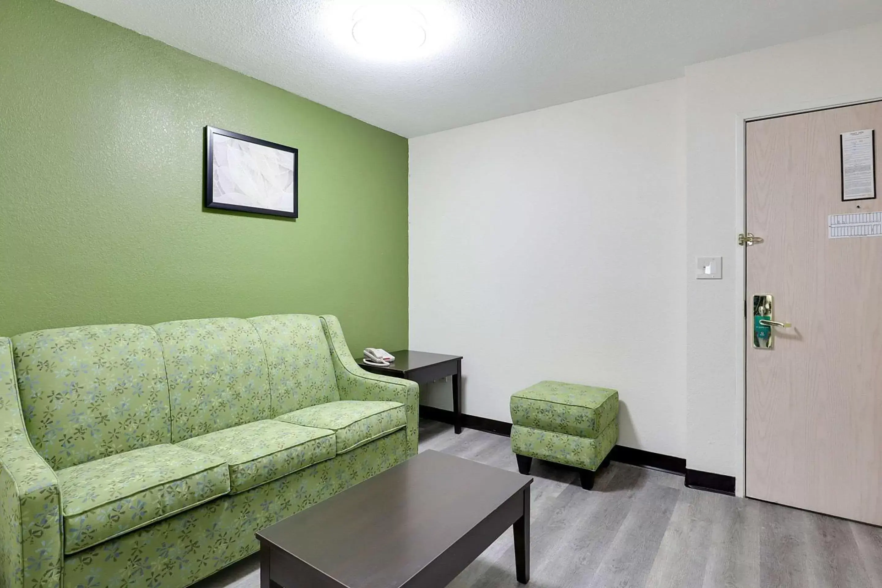 Bedroom, Seating Area in Quality Suites Albuquerque Airport Bedroom, Seating Area in Quality Suites Albuquerque Airport