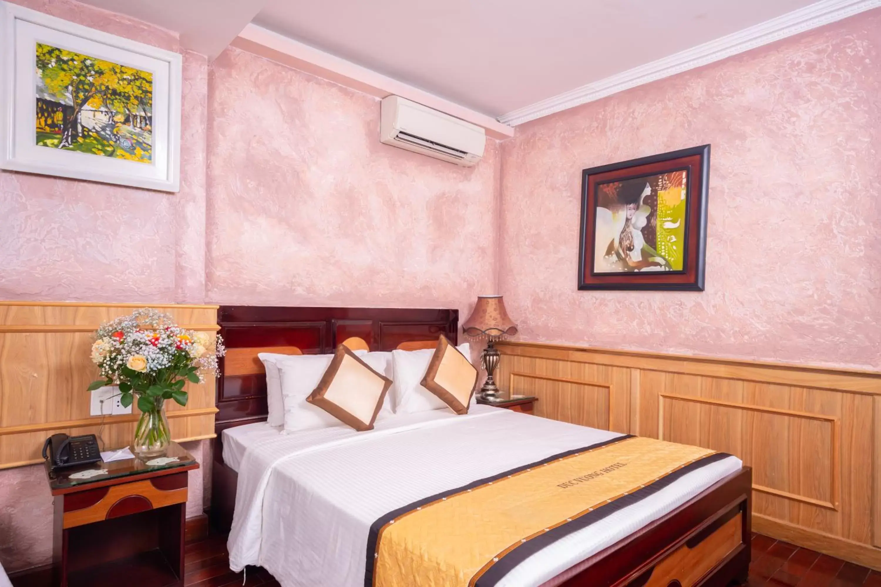 Bed in Duc Vuong Saigon Hotel - Bui Vien Bed in Duc Vuong Saigon Hotel - Bui Vien