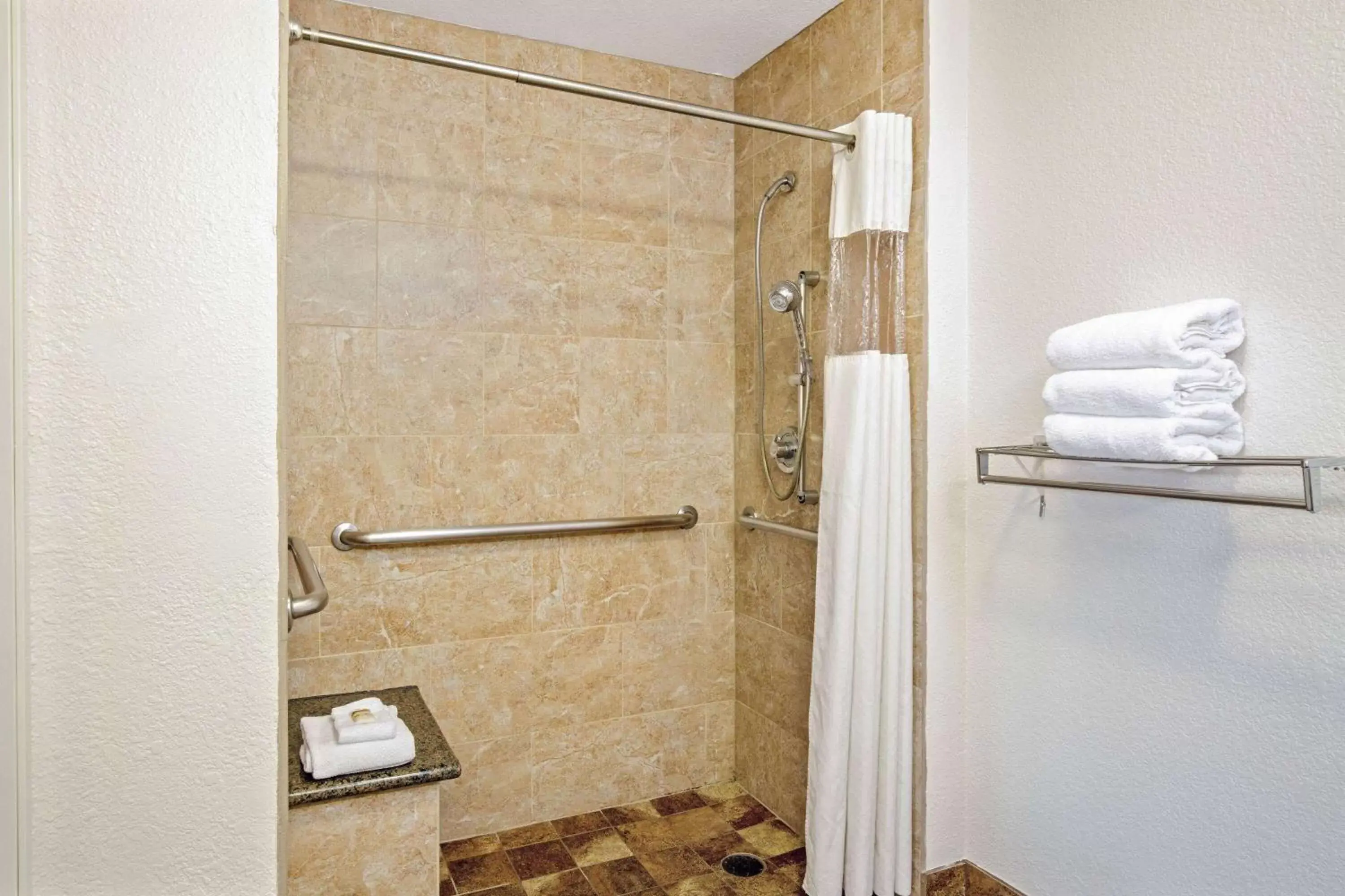 Shower, Bathroom in La Quinta by Wyndham Las Vegas RedRock/Summerlin
