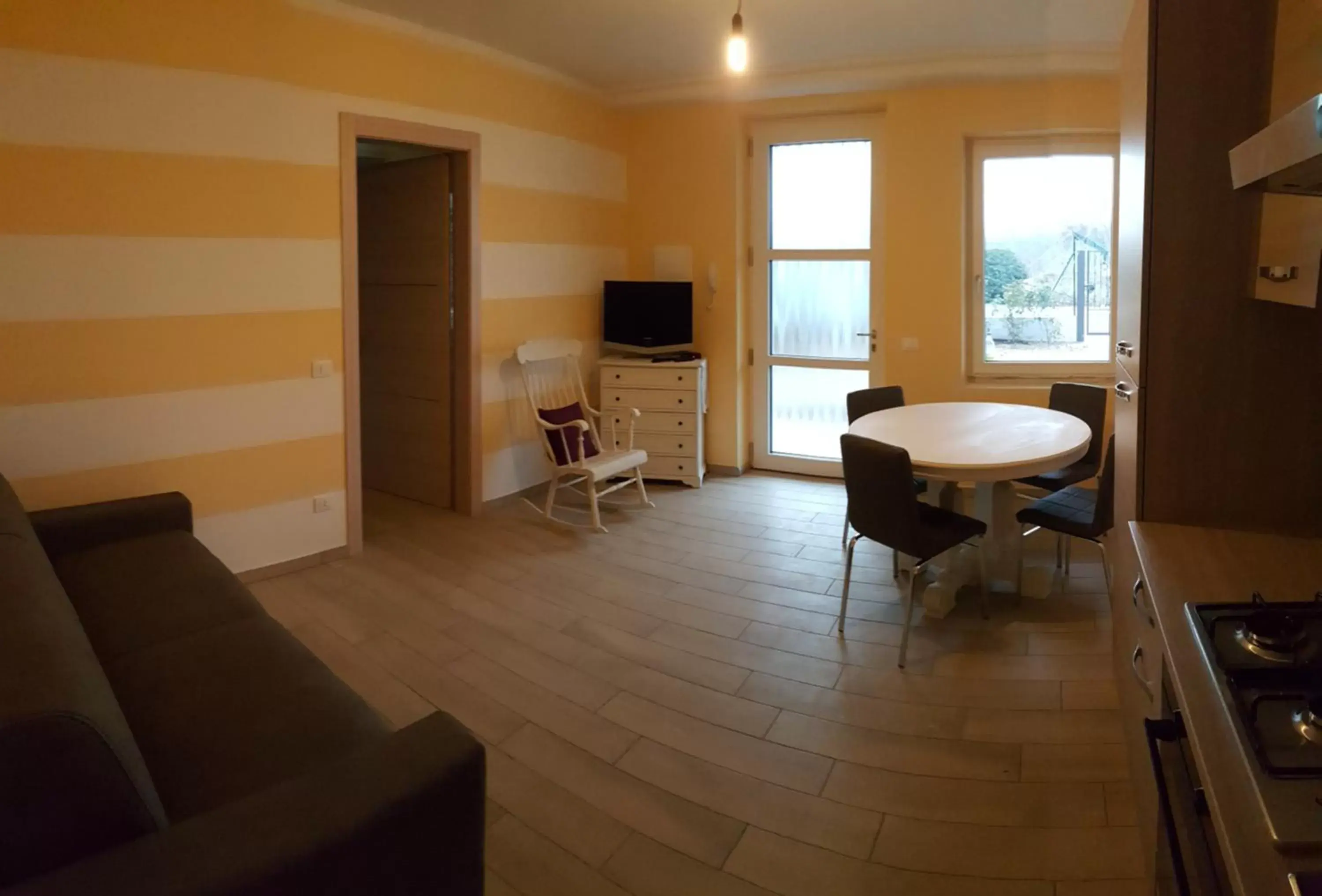 Kitchen or kitchenette, Seating Area in Mimosa Apartments