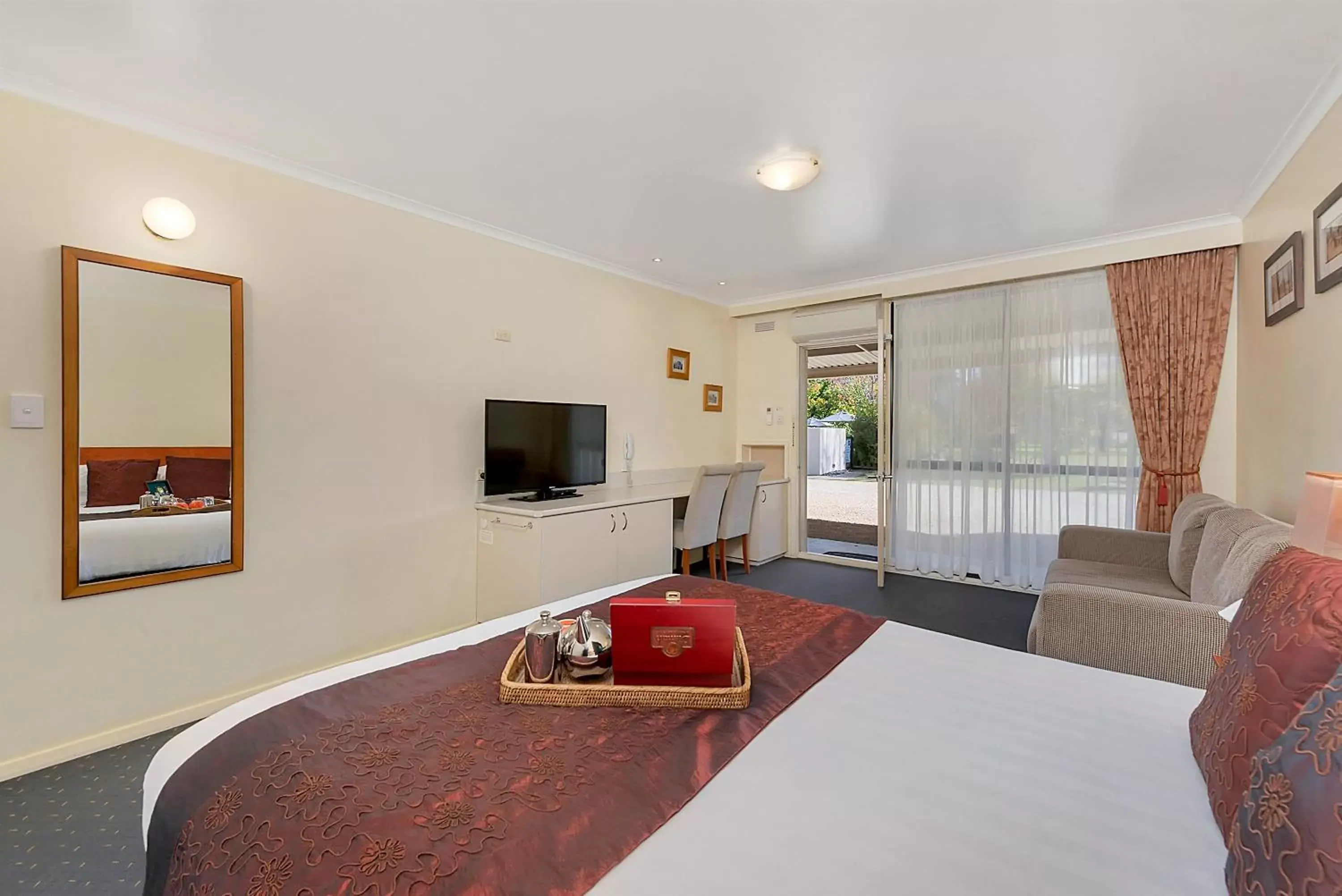 Photo of the whole room, TV/Entertainment Center in Beechworth Motor Inn