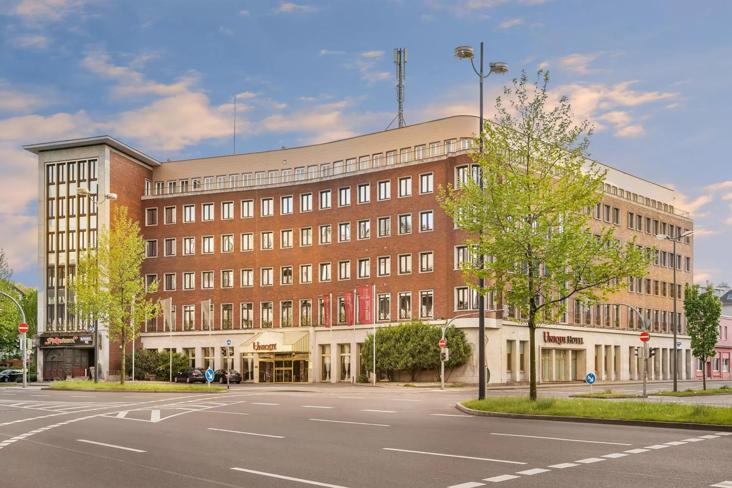 Facade/entrance, Property Building in Hotel Unique Dortmund Hauptbahnhof