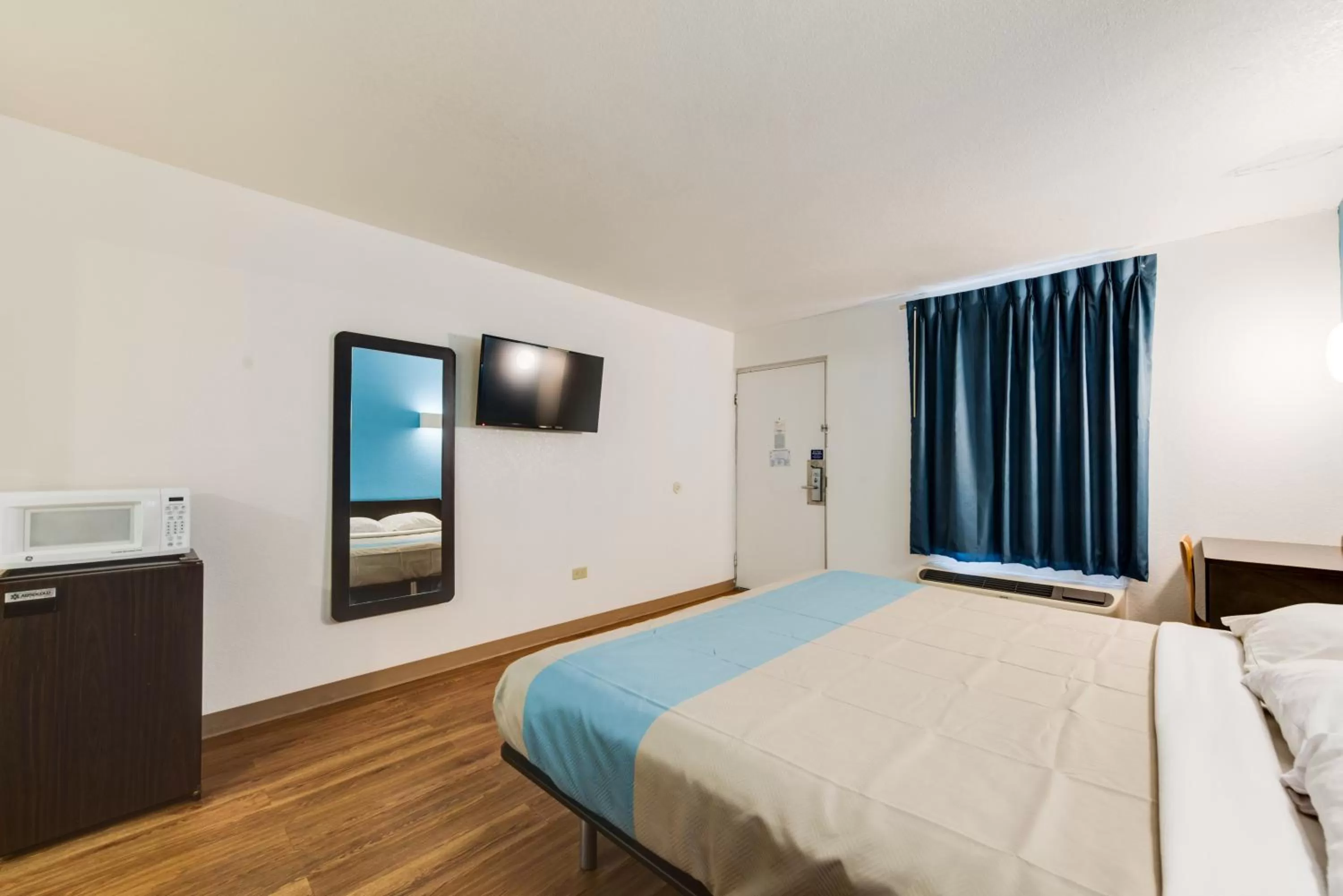 Bedroom, Bed in Motel 6-Kingston, TN