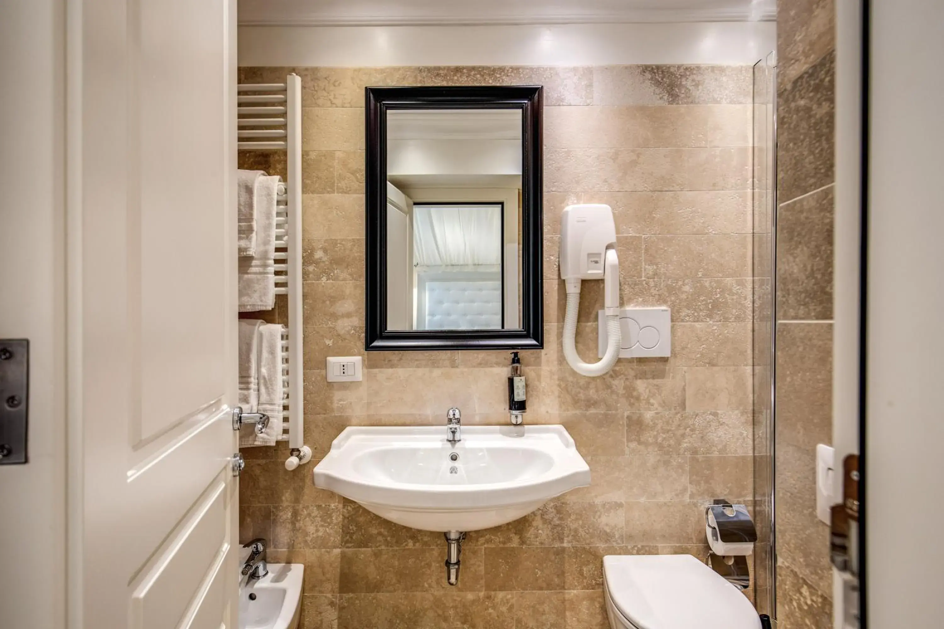 Toilet, Bathroom in Hotel dei Quiriti Suite