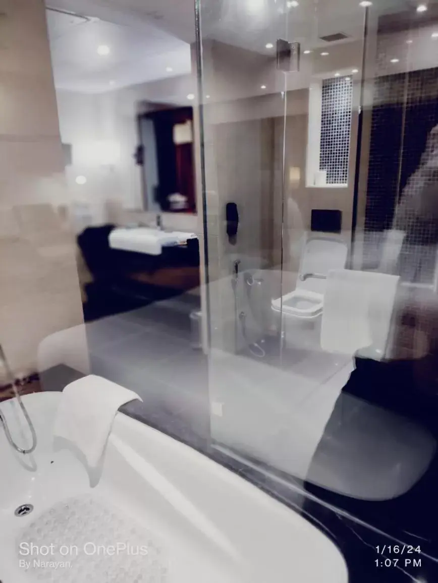 Bath, Bathroom in Country Inn & Suites By Radisson Navi Mumbai
