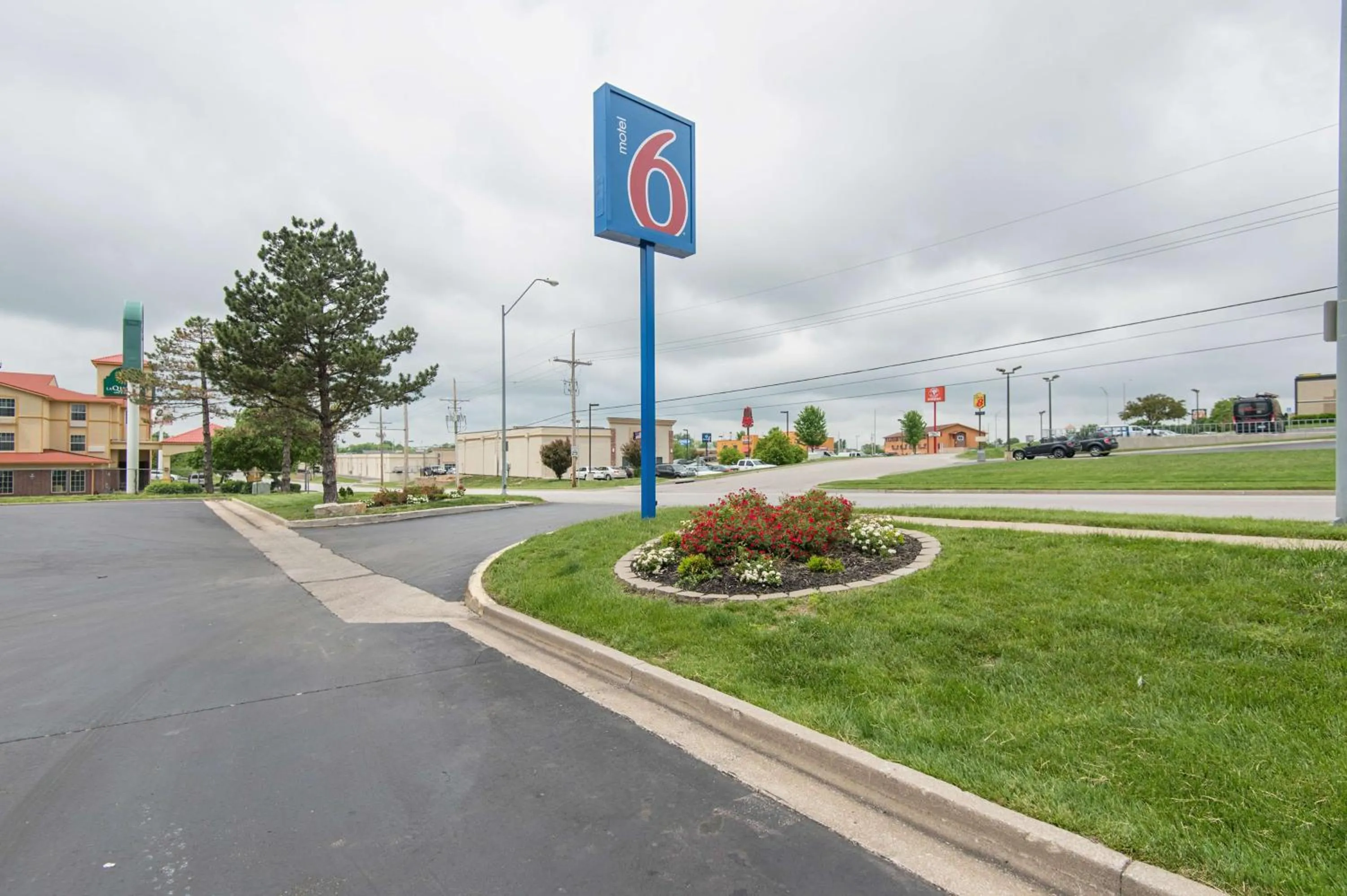 Property building in Motel 6 Kansas City, MO - Airport