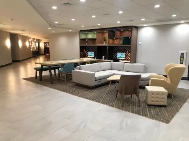 Living room in Holiday Inn - Long Island - ISLIP Arpt East, an IHG Hotel