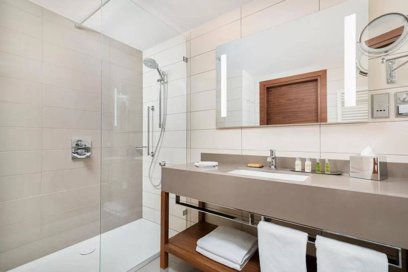 Shower, Bathroom in DoubleTree by Hilton Krakow Hotel & Convention Center