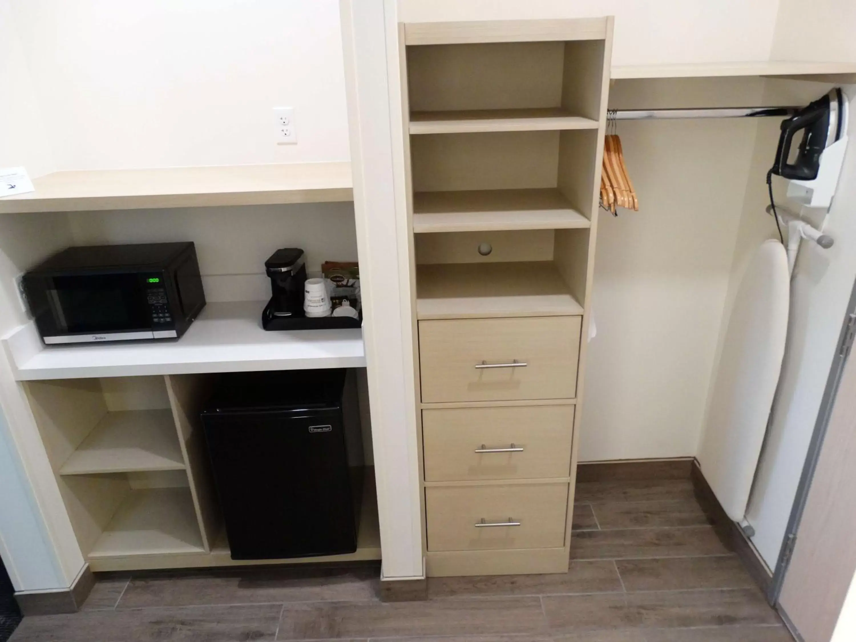 Photo of the whole room, Kitchen/Kitchenette in Best Western Plus Ogallala Inn