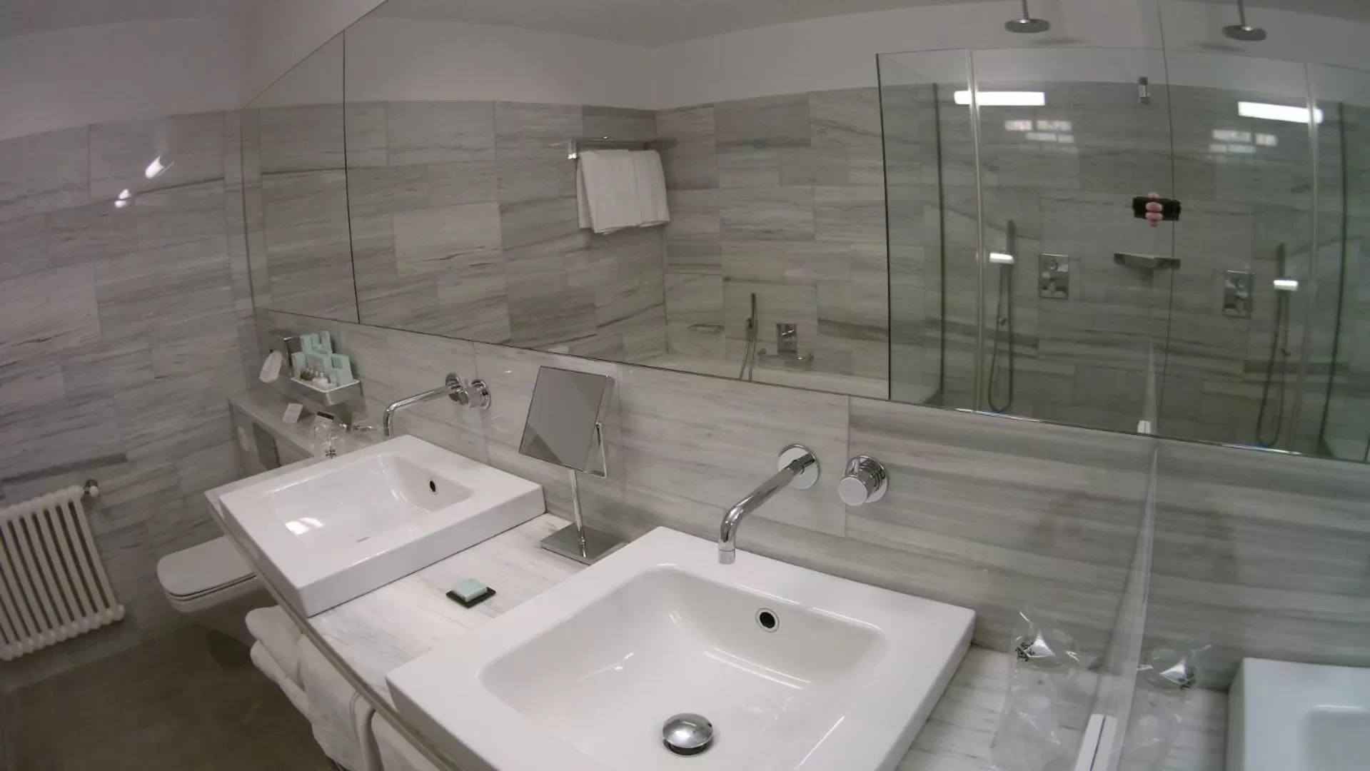 Shower in Parador de Santiago - Hostal Reis Catolicos